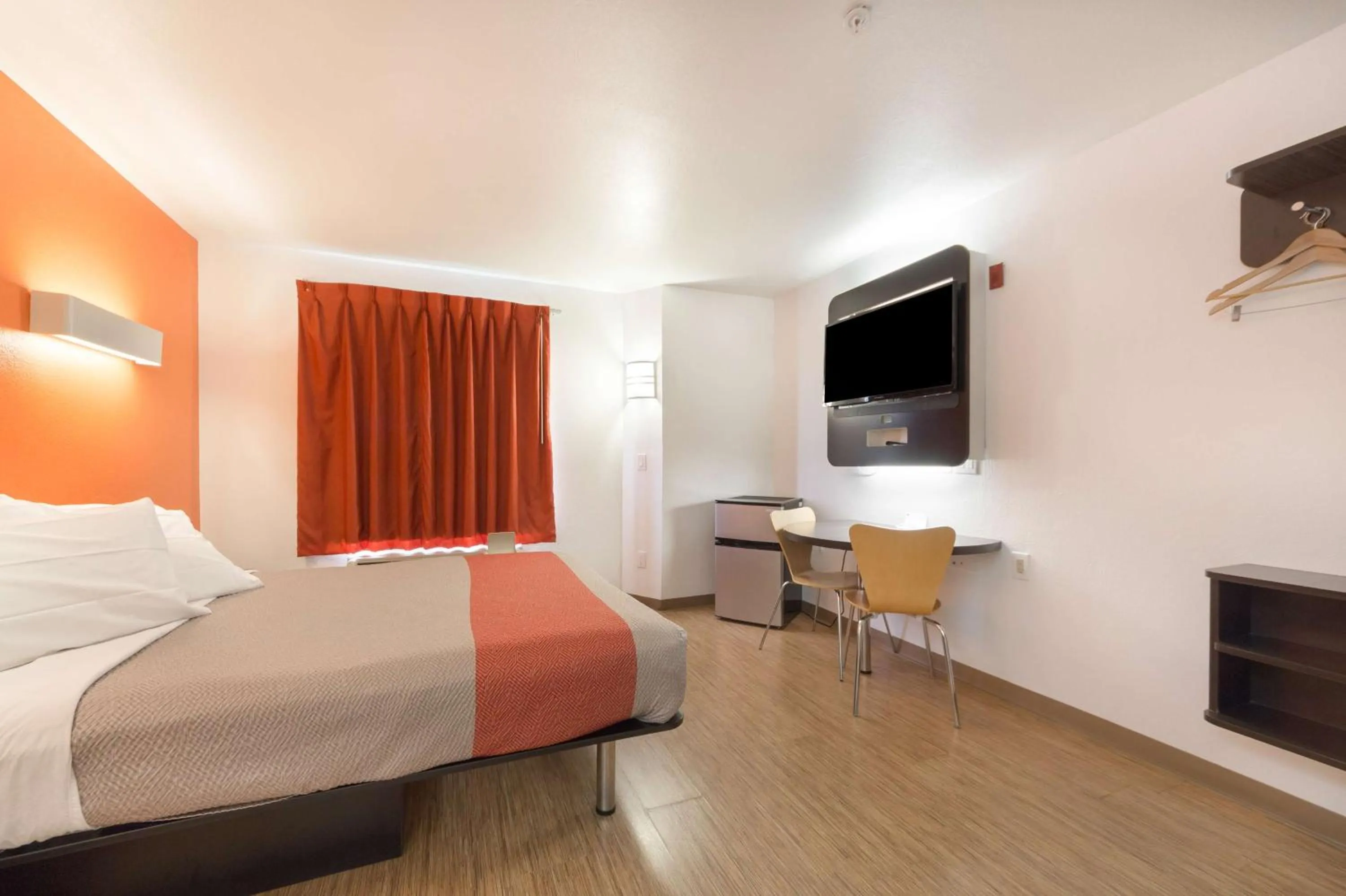 Photo of the whole room, Bed in Motel 6-Dallas, TX - Northeast