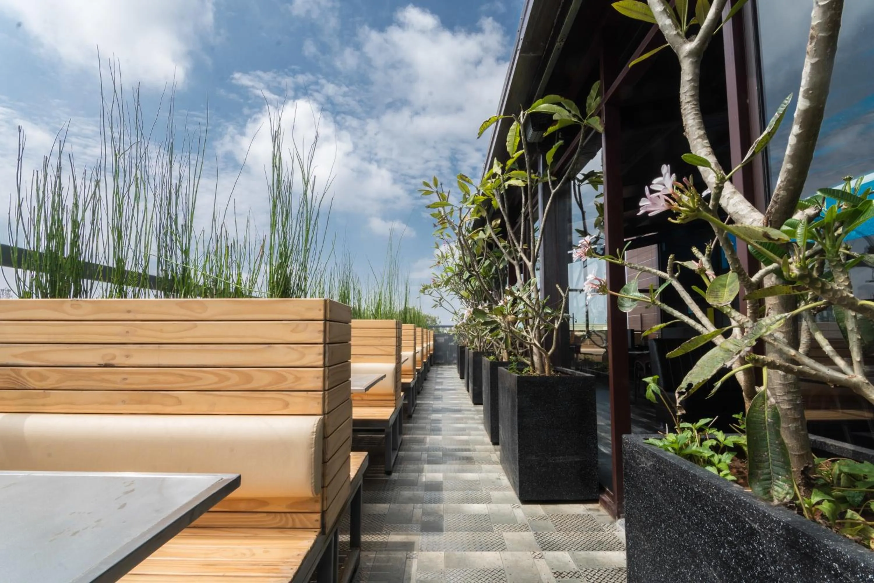 Restaurant/places to eat in Roopa Elite