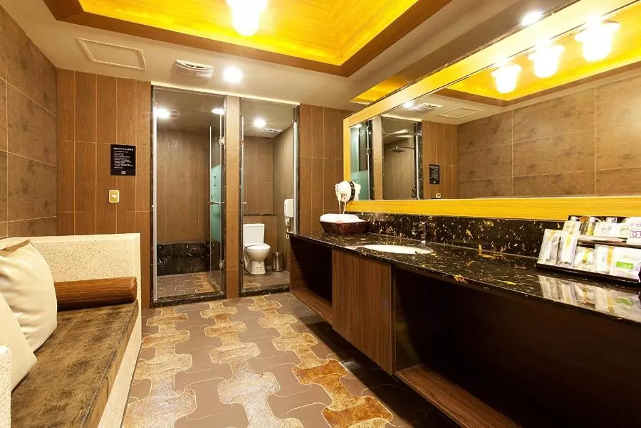 Bathroom in Discovery Motel - Yanping