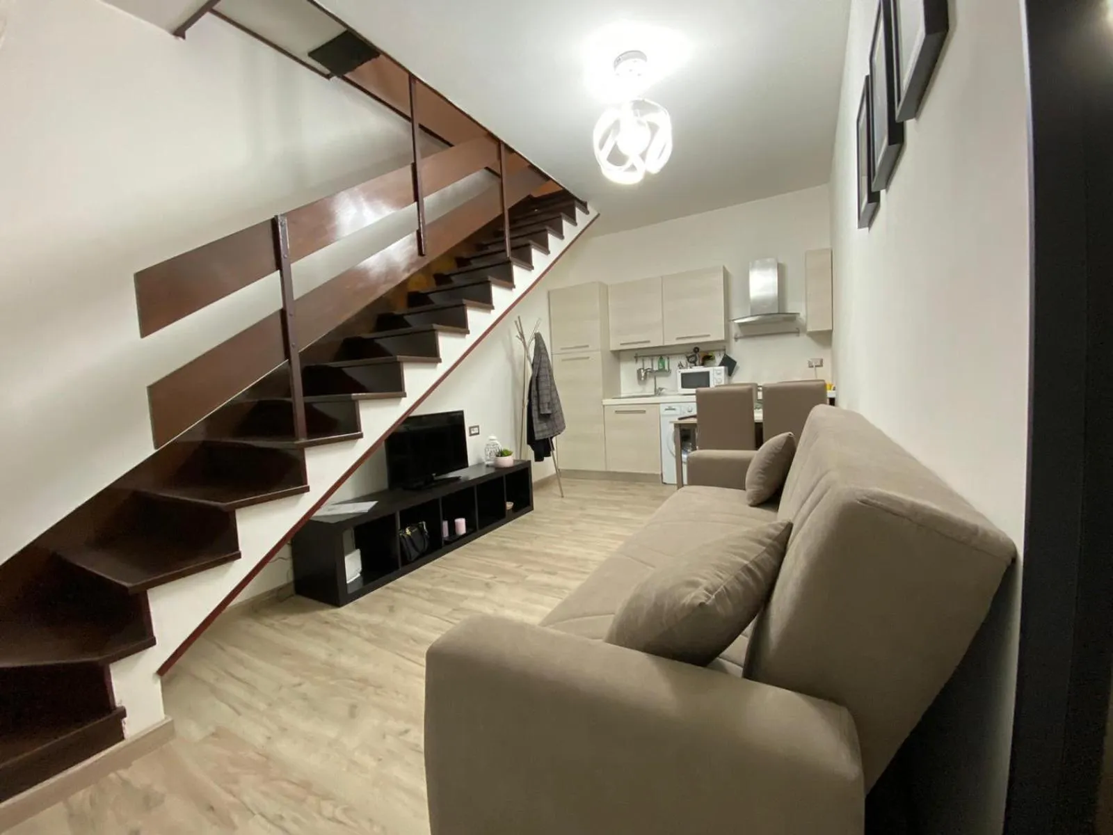 Kitchen or kitchenette in The Place In Rome Guest House