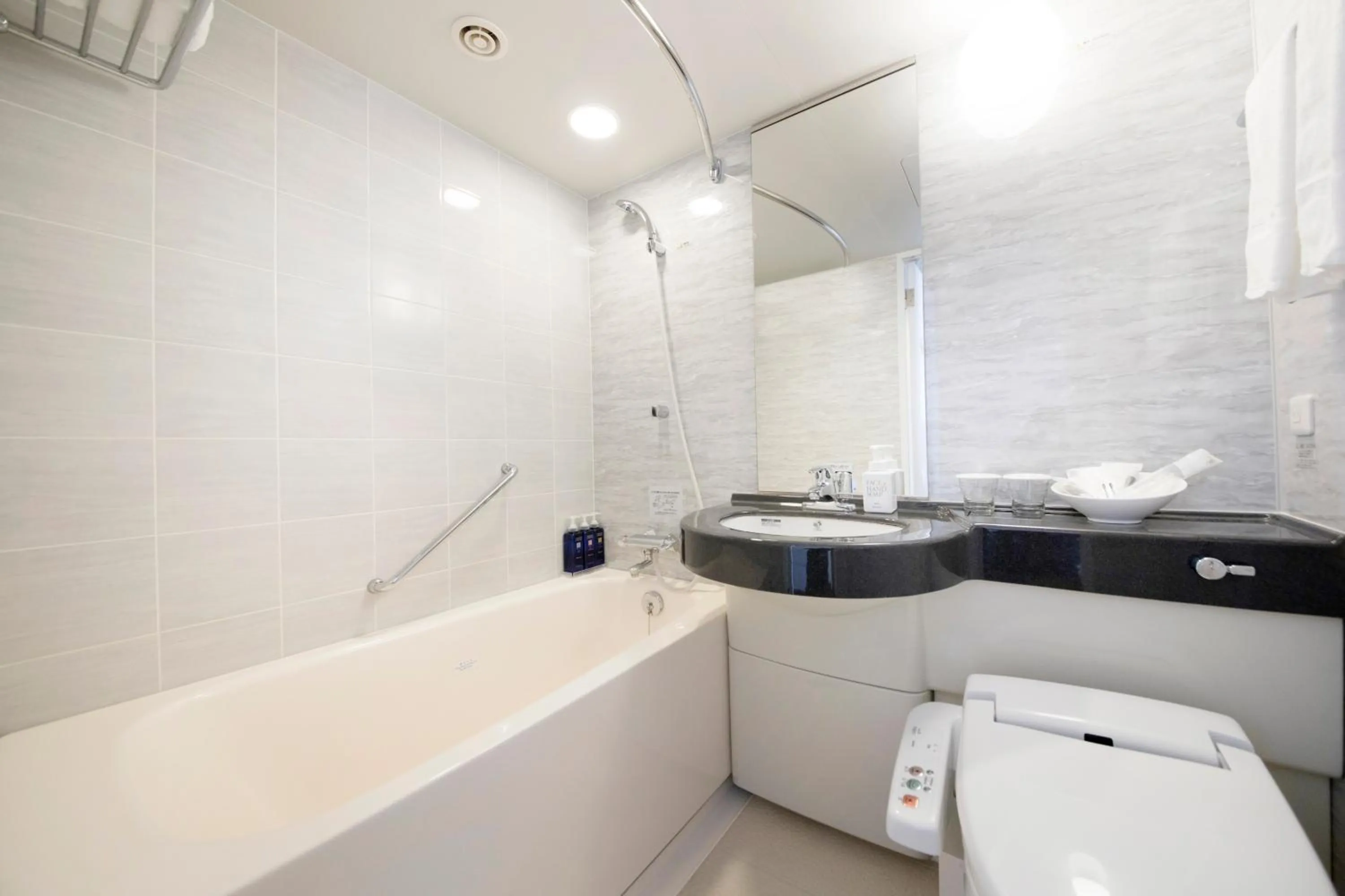 Shower in Richmond Hotel Premier Musashikosugi