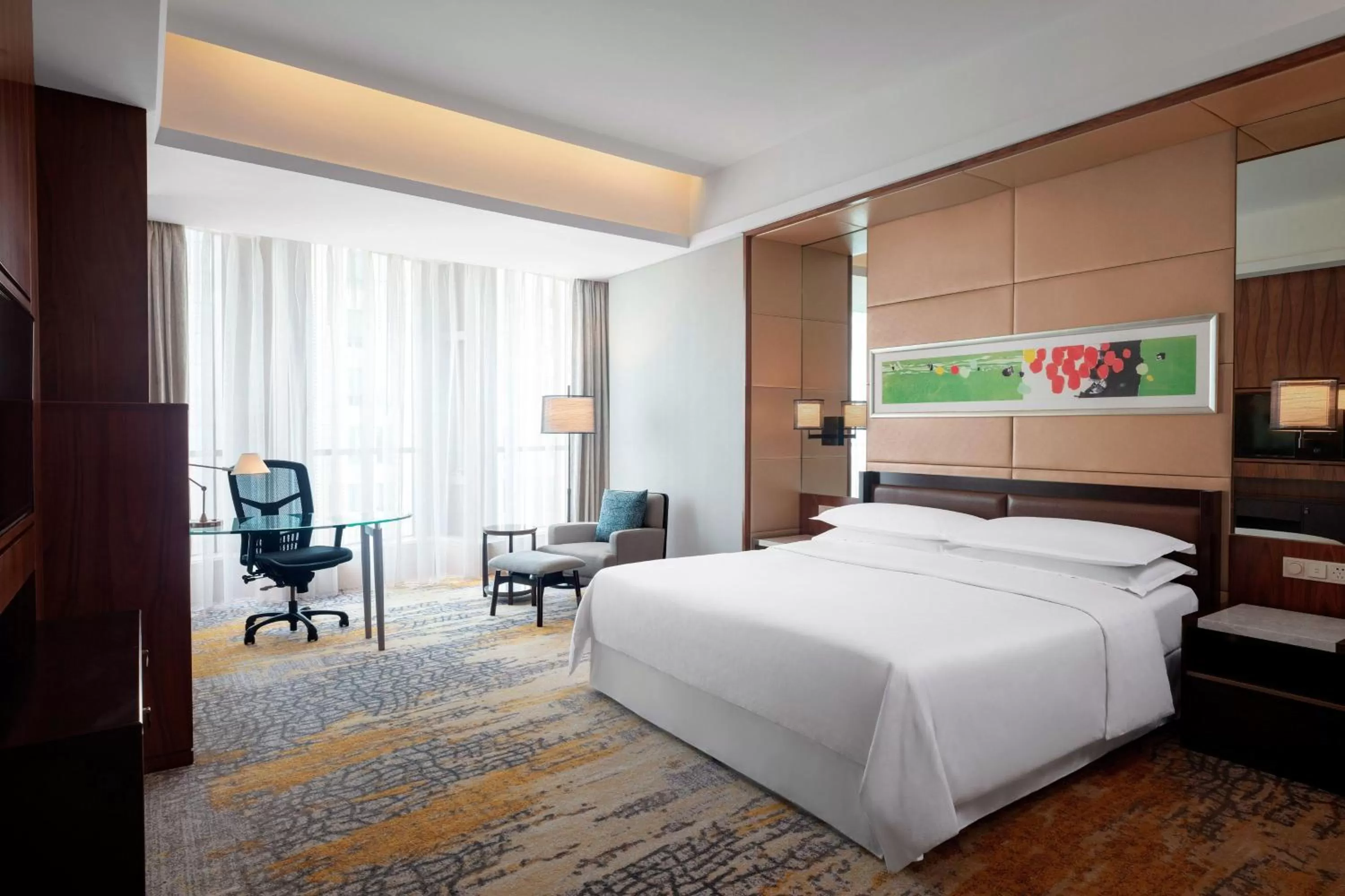 Photo of the whole room, Bed in Sheraton Grand Shanghai Pudong Hotel & Residences