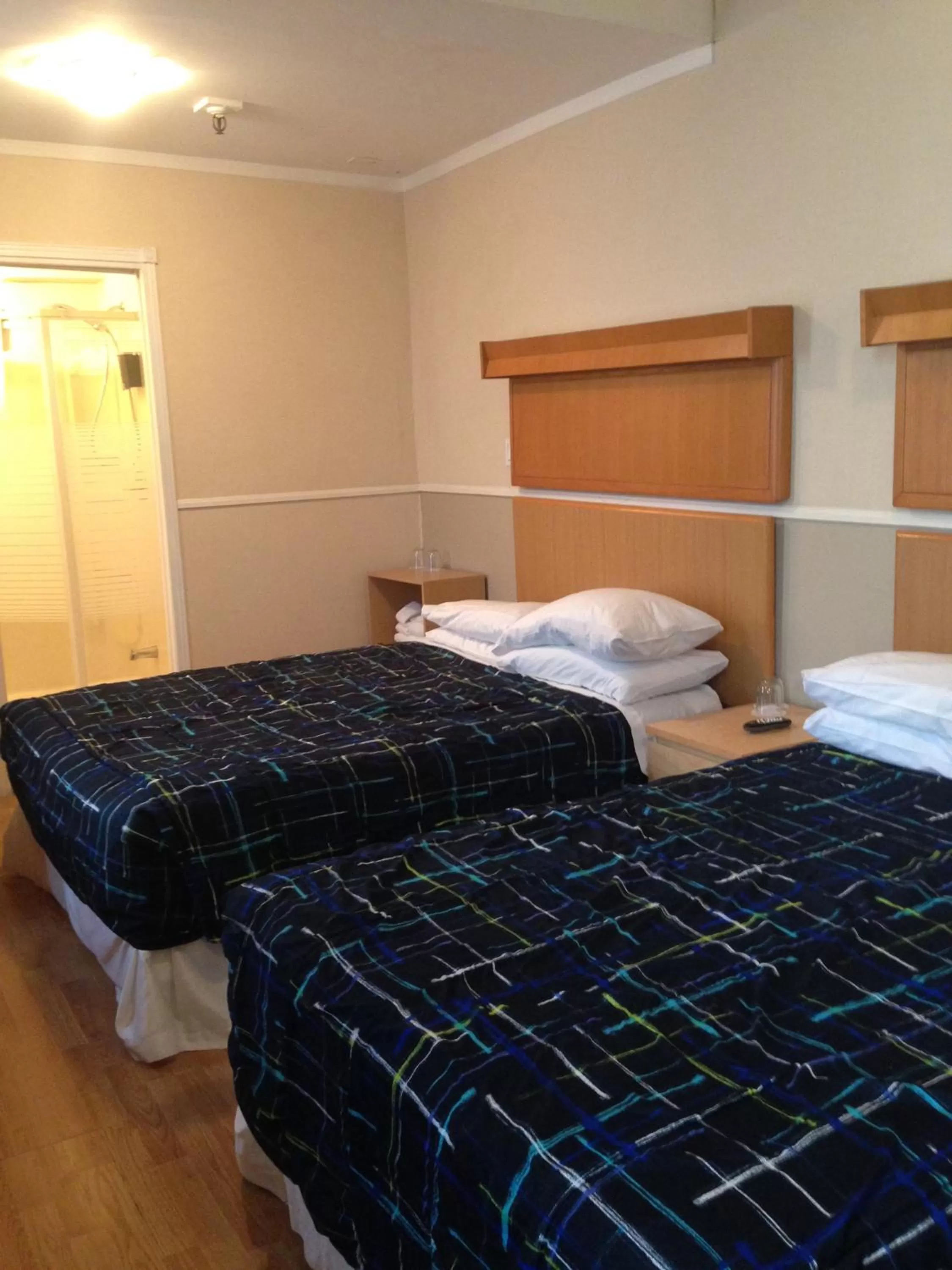 Bed in The Rex Hotel Jazz & Blues Bar