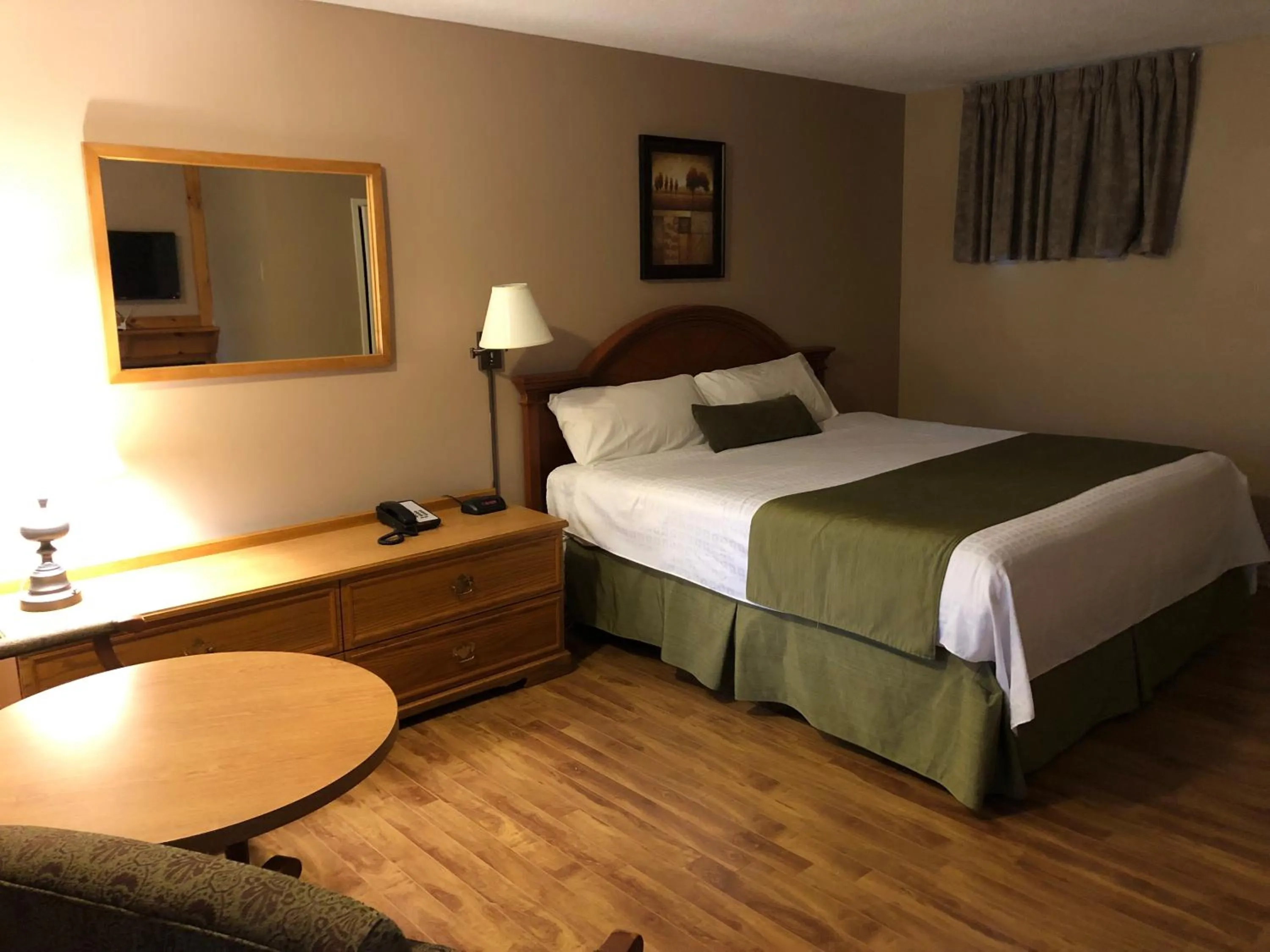 Photo of the whole room in Colonial Resort-1000Islands