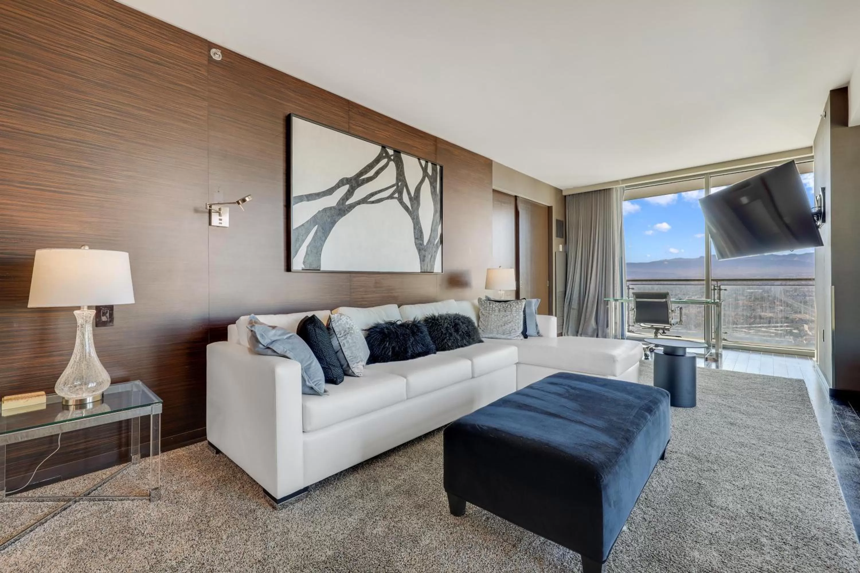 TV and multimedia in Vegas Palms HIGH 52nd fl. 1BDR corner penthouse 1220sqft