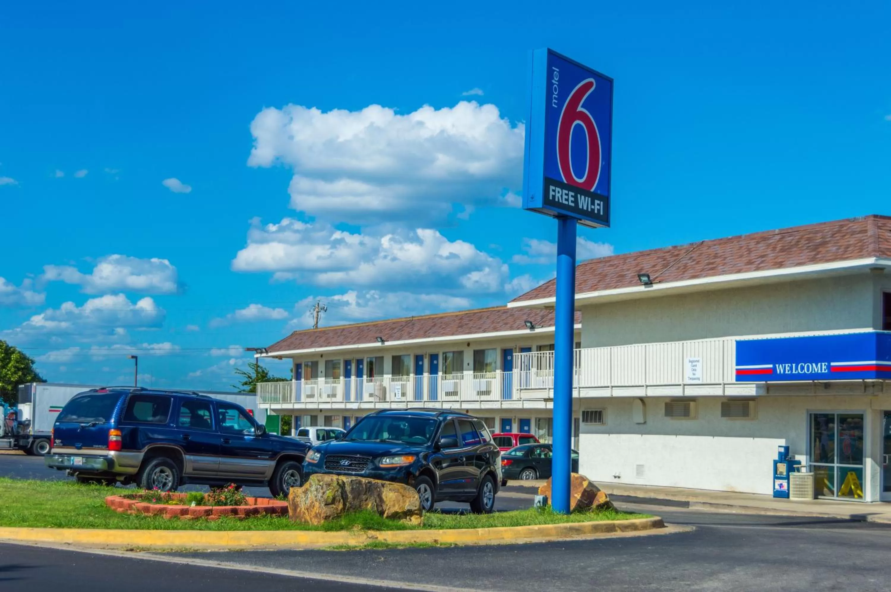 Facade/entrance in Motel 6-Ardmore, OK