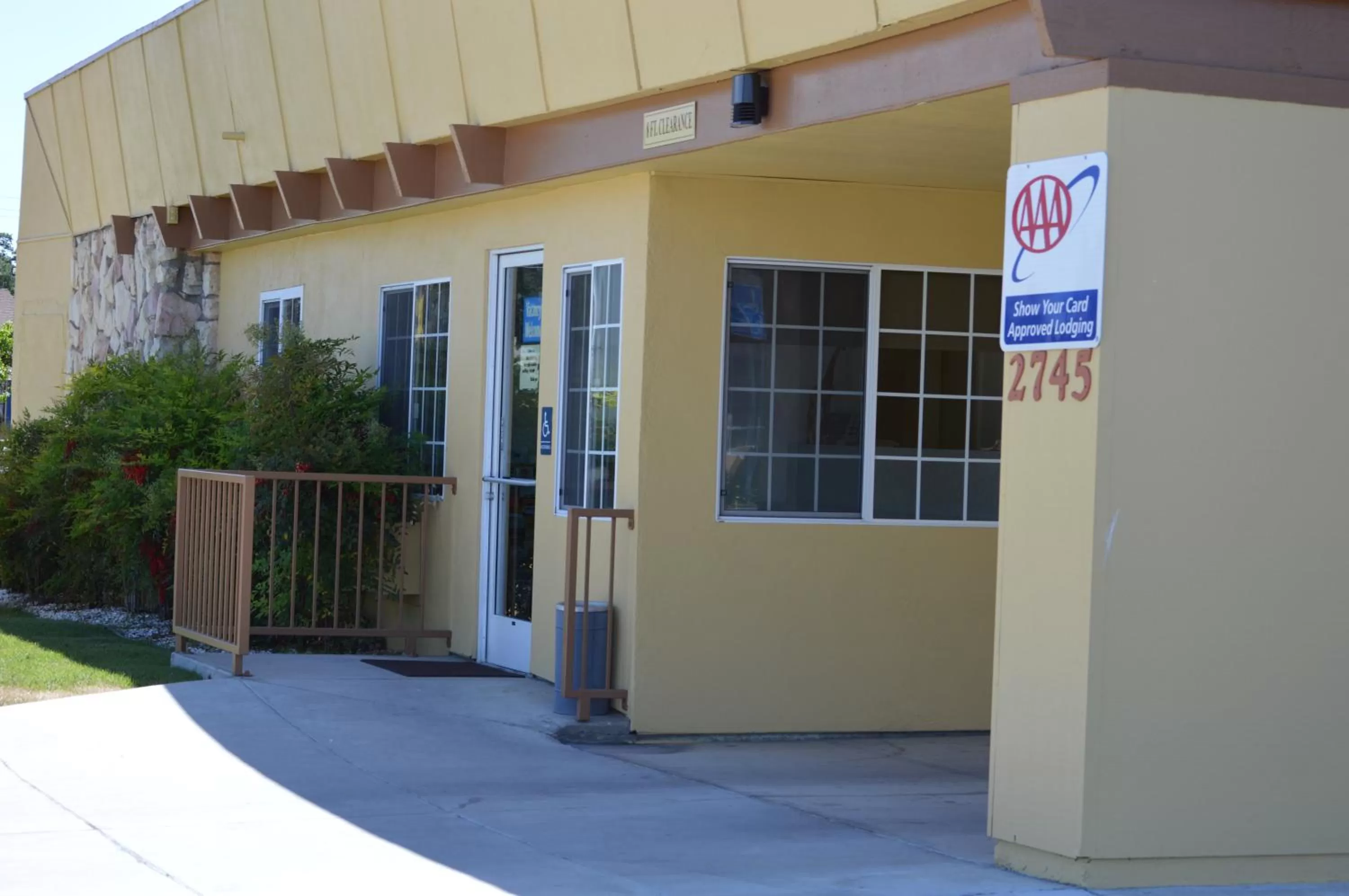 Facade/entrance in Budget Inn