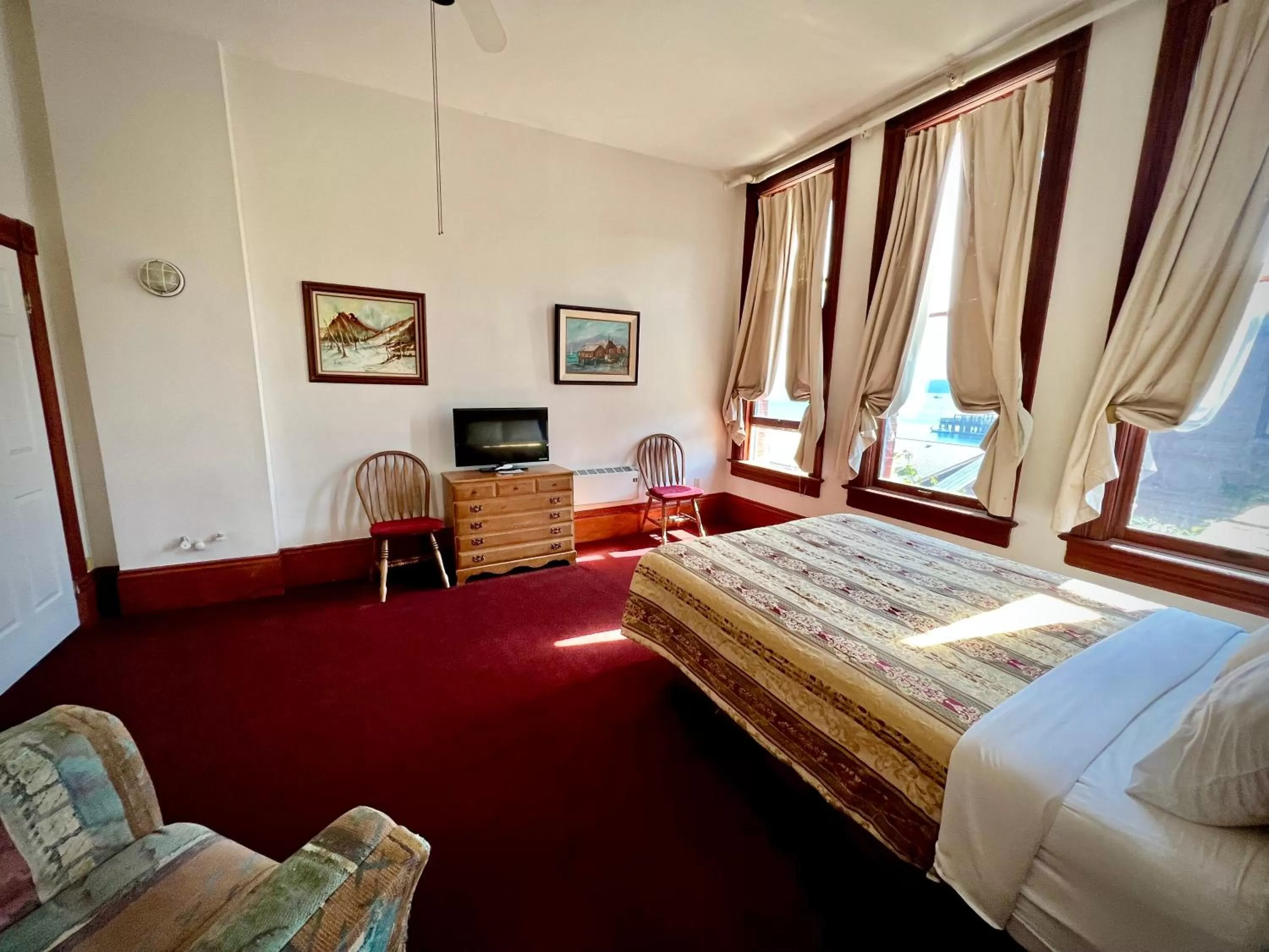 Bed in The Monarch Hotel