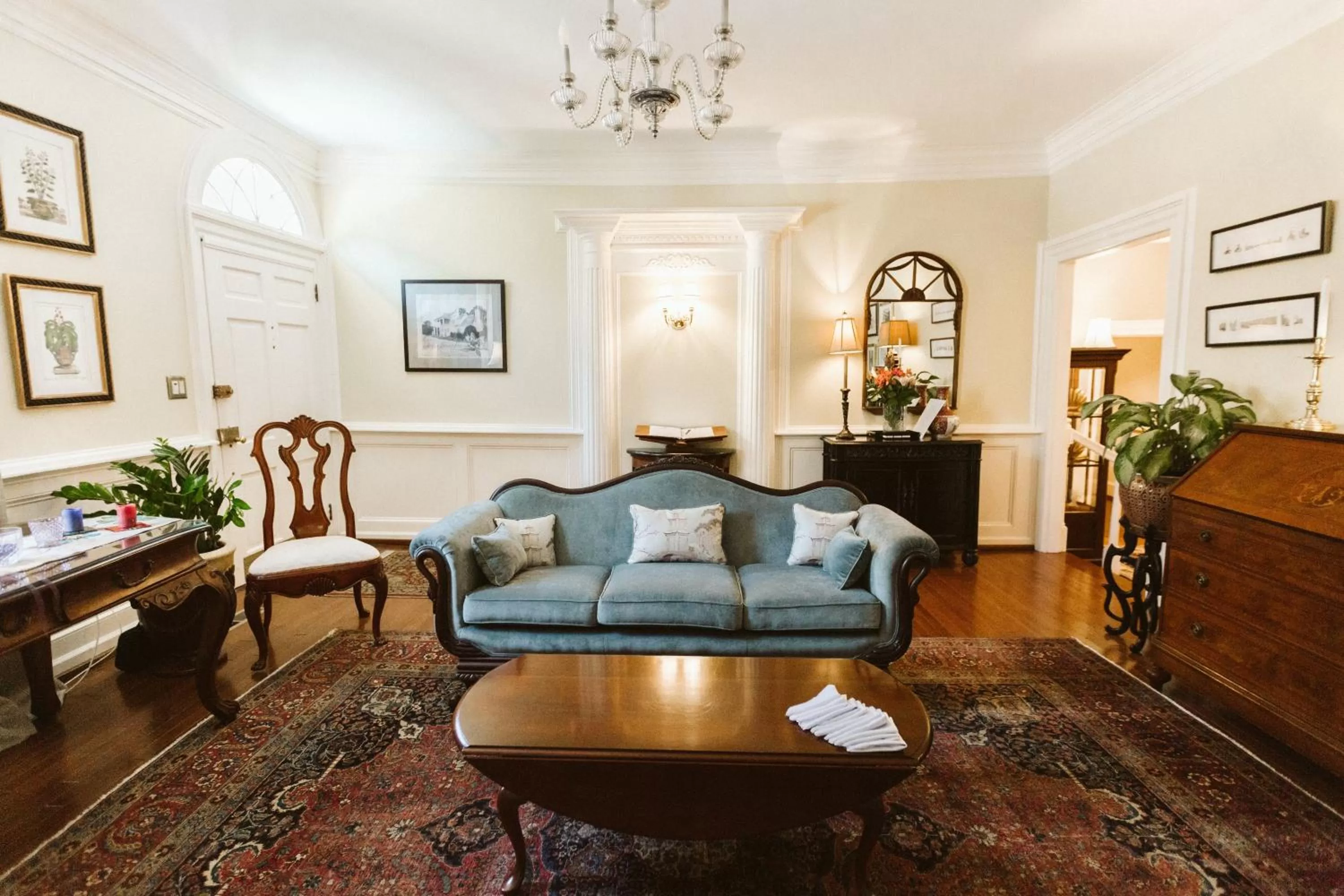 Living room in Arrowhead Inn