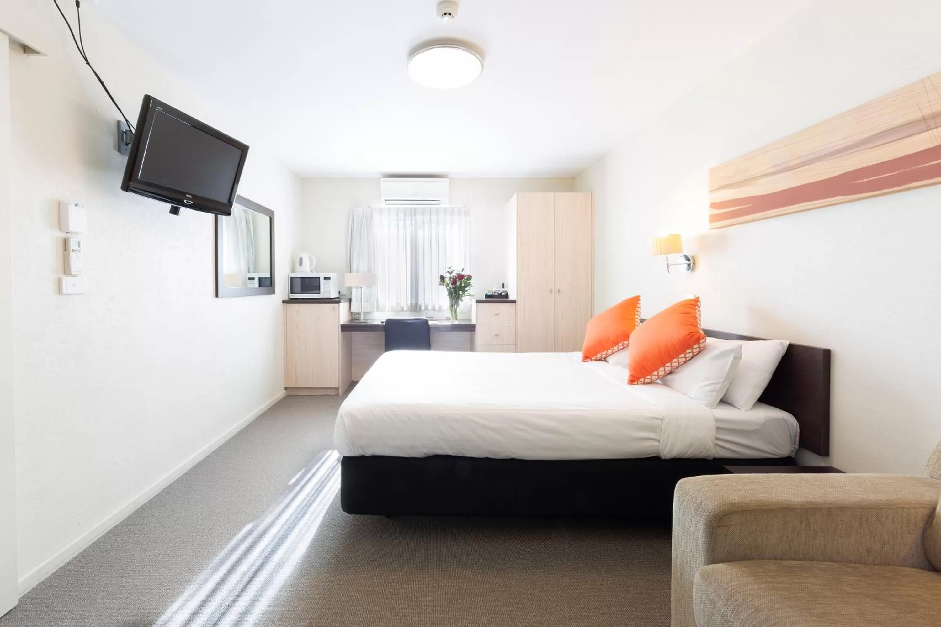 Photo of the whole room, Bed in ibis Styles Canberra Tall Trees