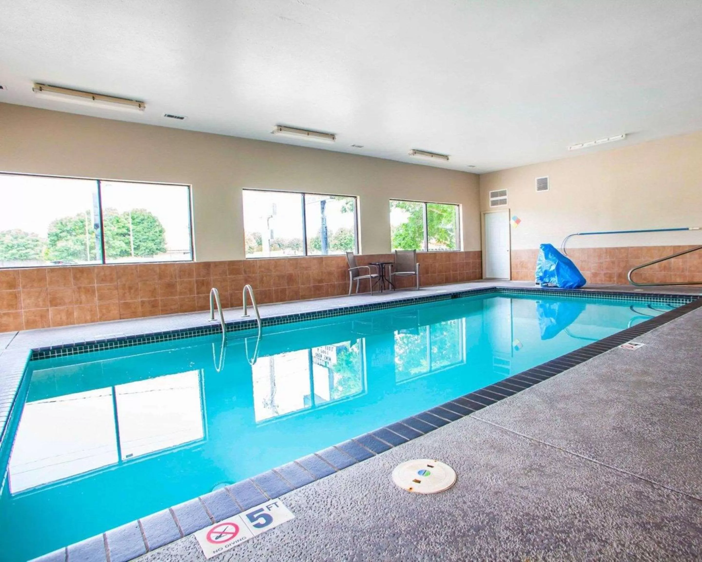 Swimming pool in Quality Inn & Suites Ankeny-Des Moines