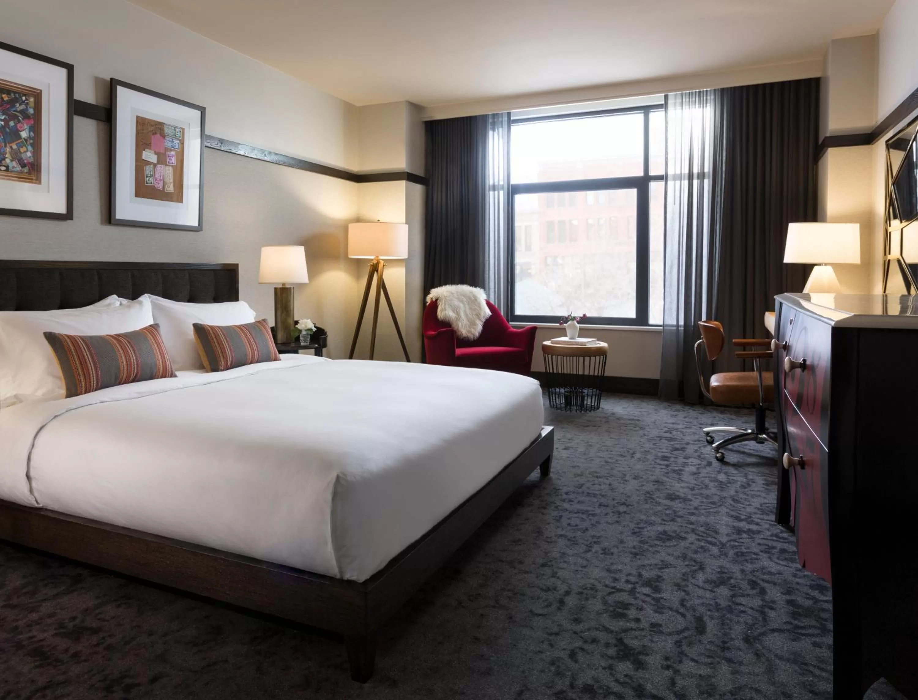 Photo of the whole room, Bed in Kimpton Journeyman Hotel by IHG