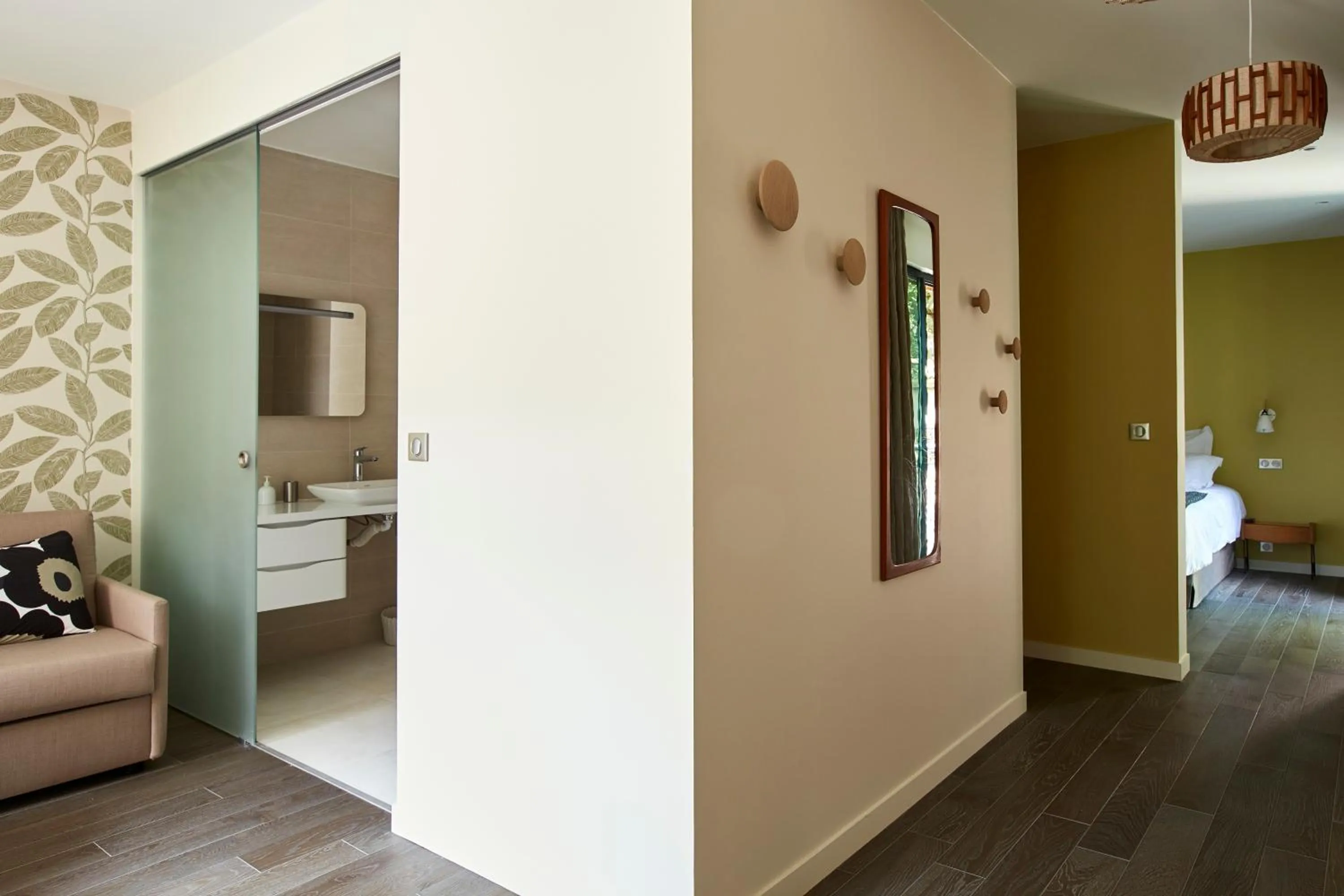 Photo of the whole room, Bed in Eden Lodge Paris