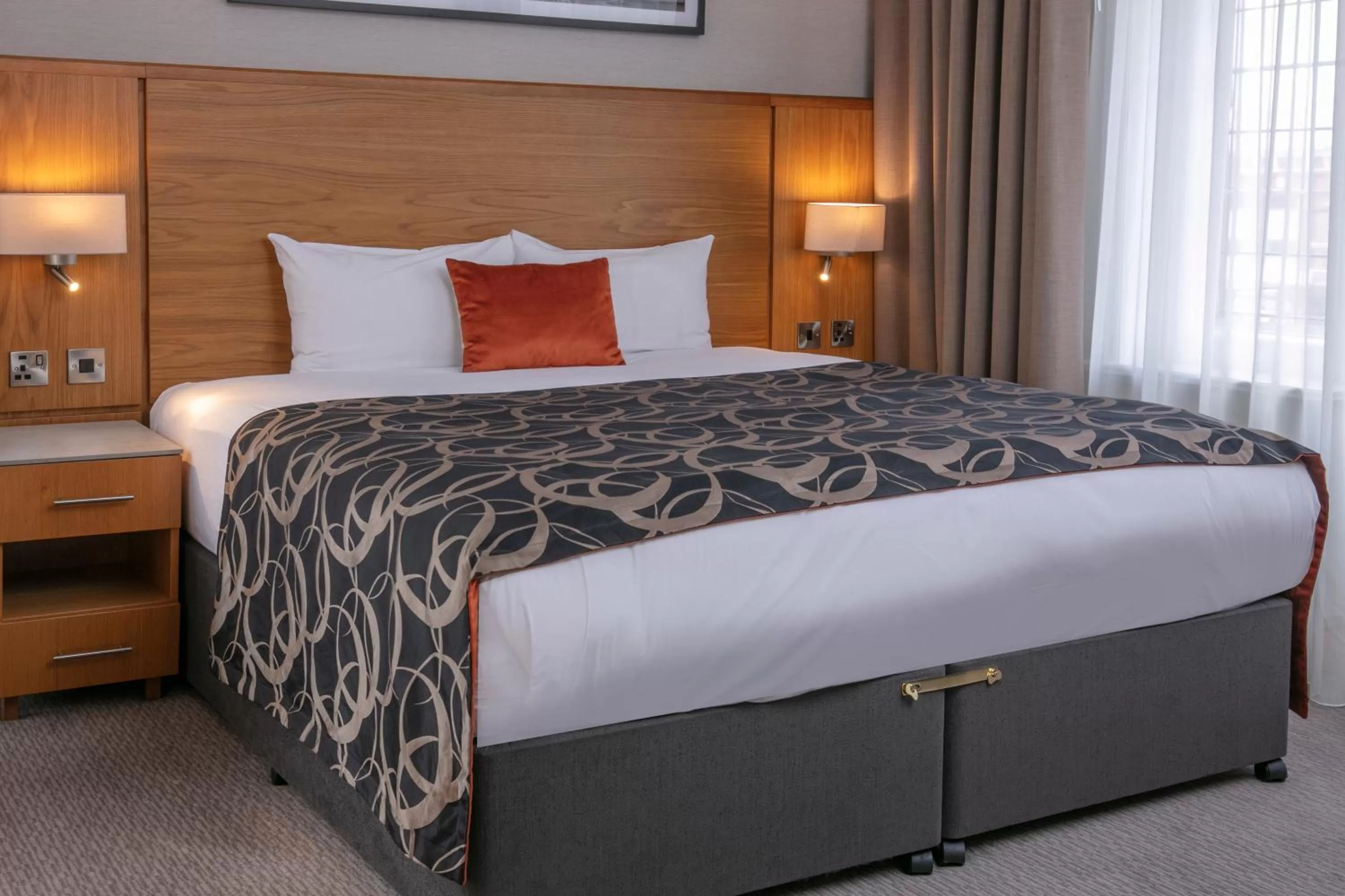 Bedroom, Bed in The Crown London, WorldHotels Distinctive