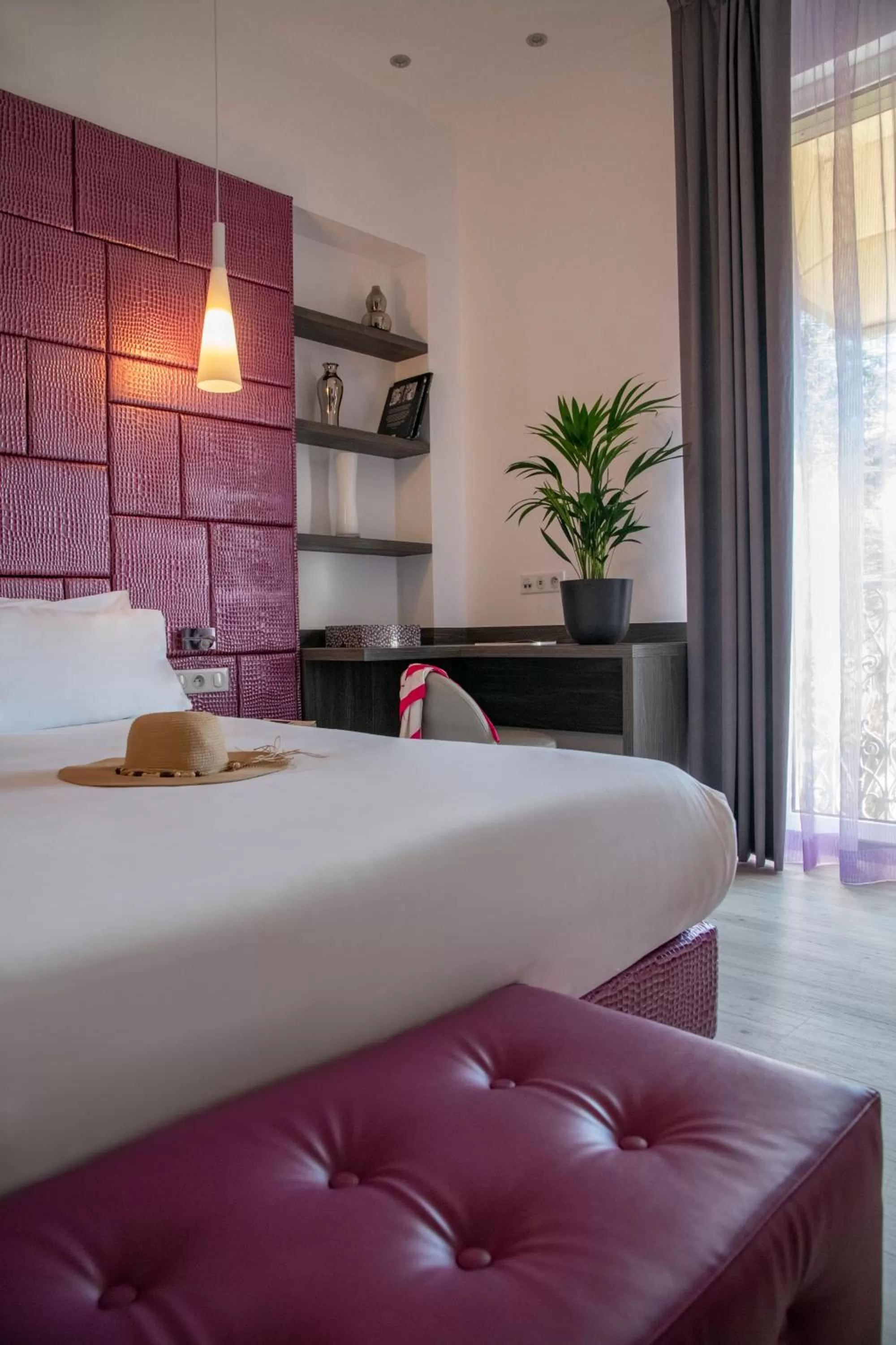 Bedroom, Bed in GOLDEN TULIP CANNES HOTEL de PARIS