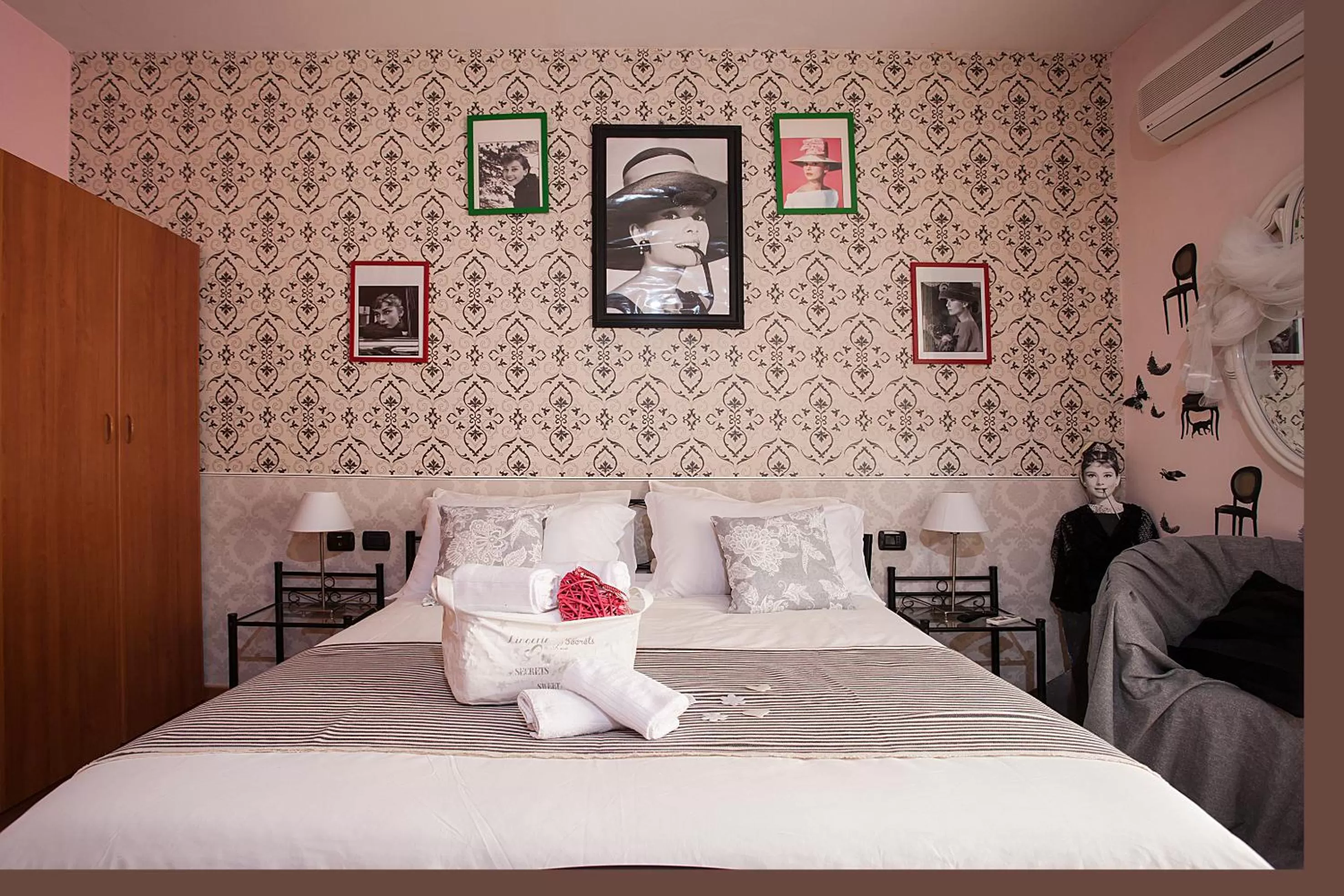 Photo of the whole room, Bed in Hotel Cineholiday