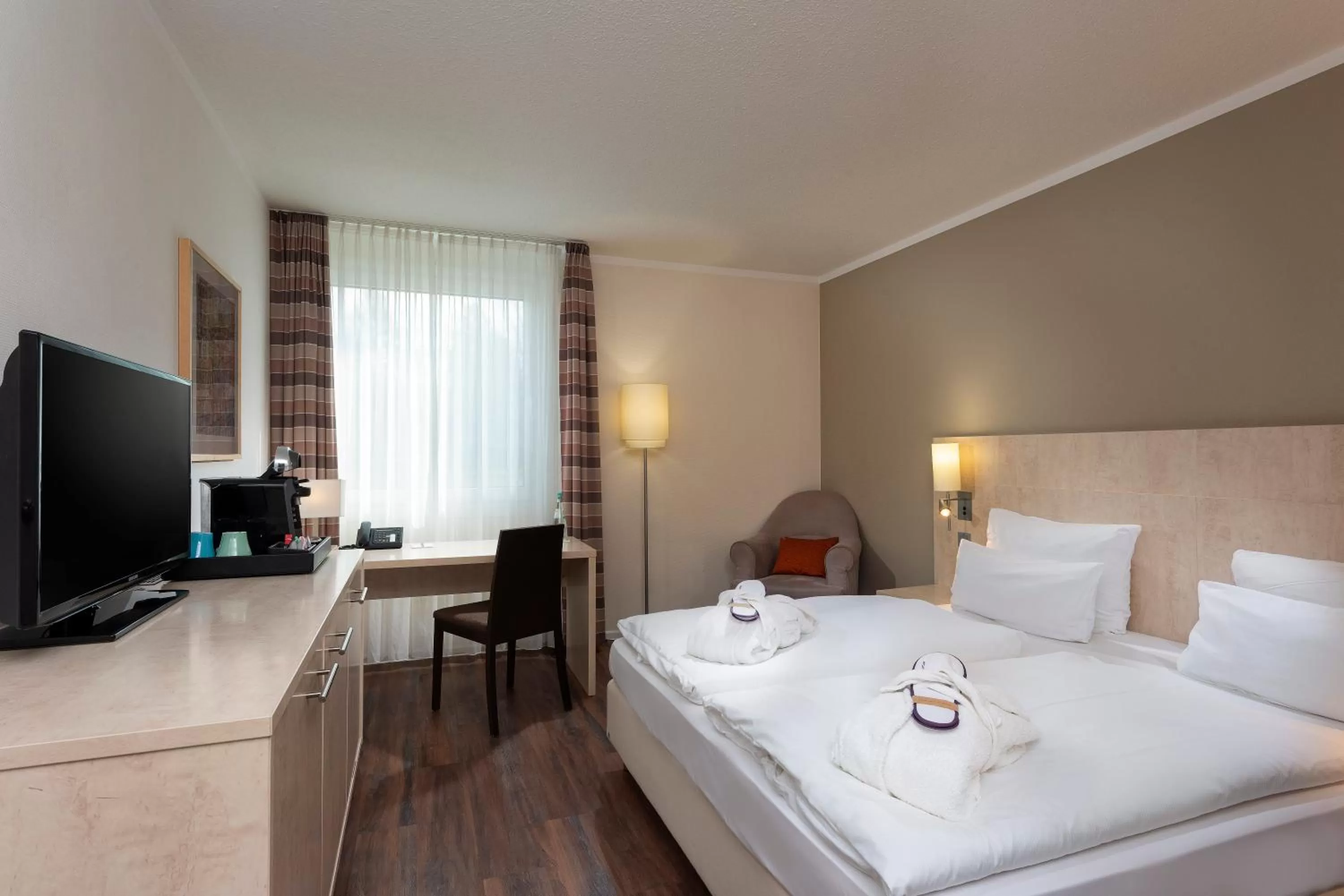 Photo of the whole room, Bed in Mercure Hotel Düsseldorf Süd