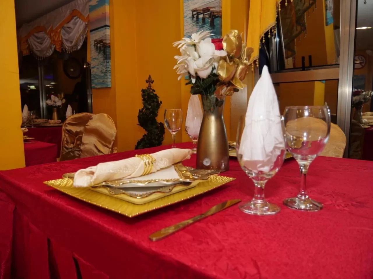 Restaurant/places to eat in Marriot Metropolitan Hotel