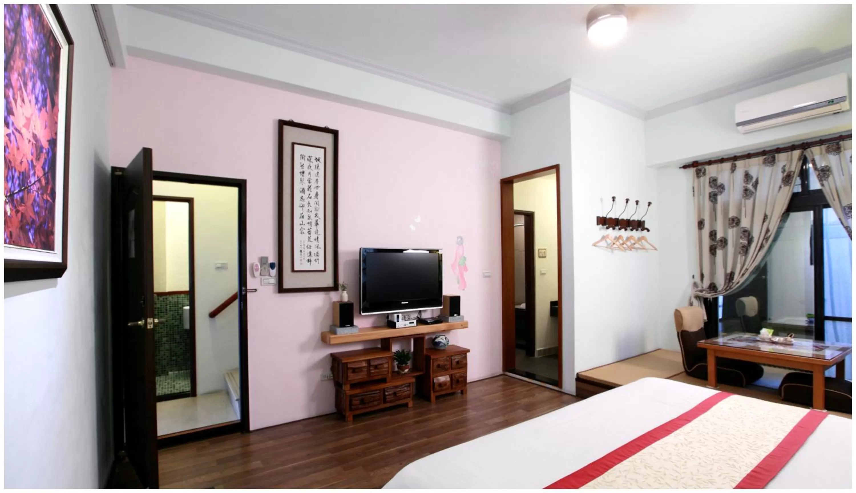 Photo of the whole room, Bed in Errantry Lodge & Studio