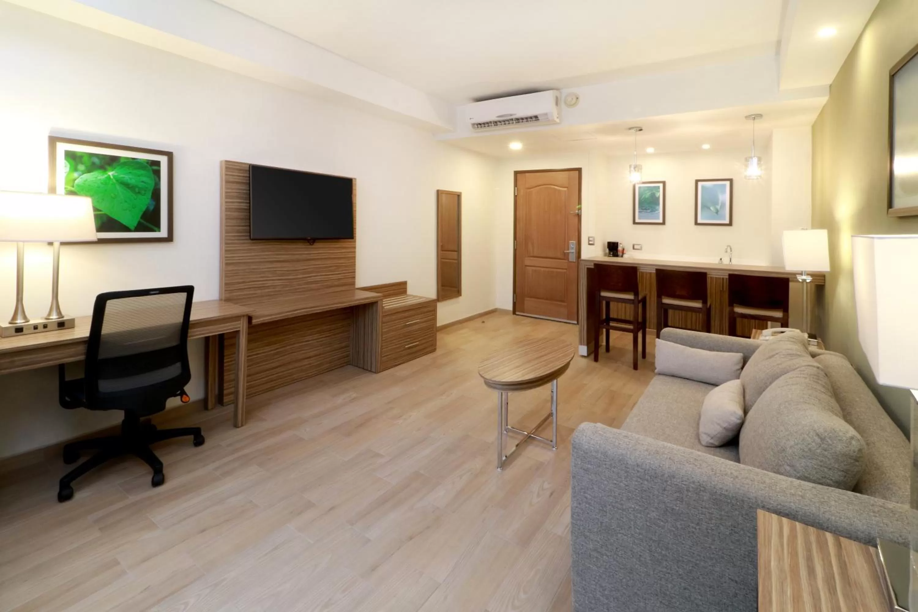 Living room in Wyndham Garden Monterrey Valle Real