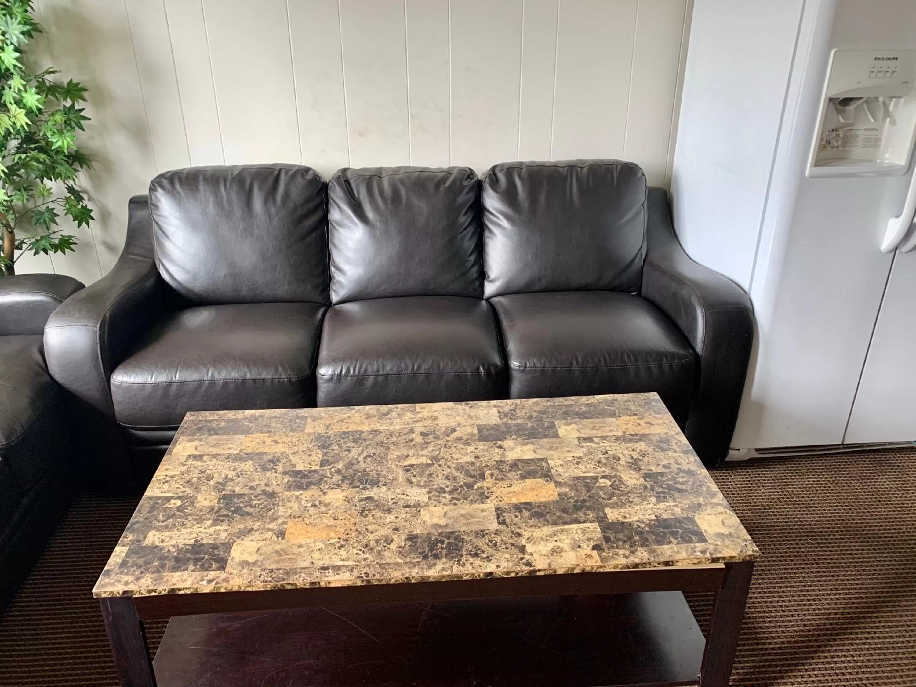 Seating Area in Night Inn Grand Forks