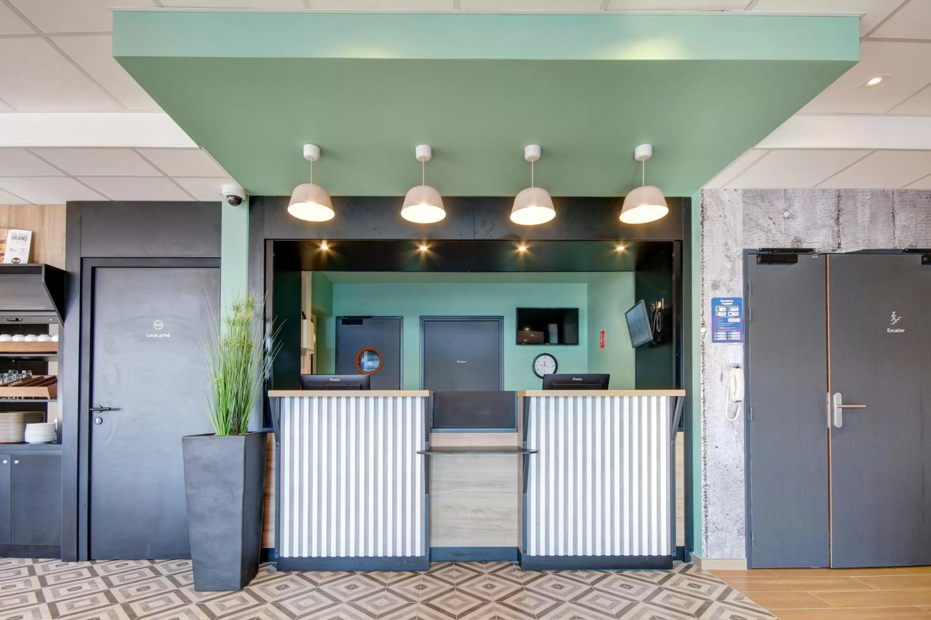 Lobby or reception in B&B HOTEL Epernay