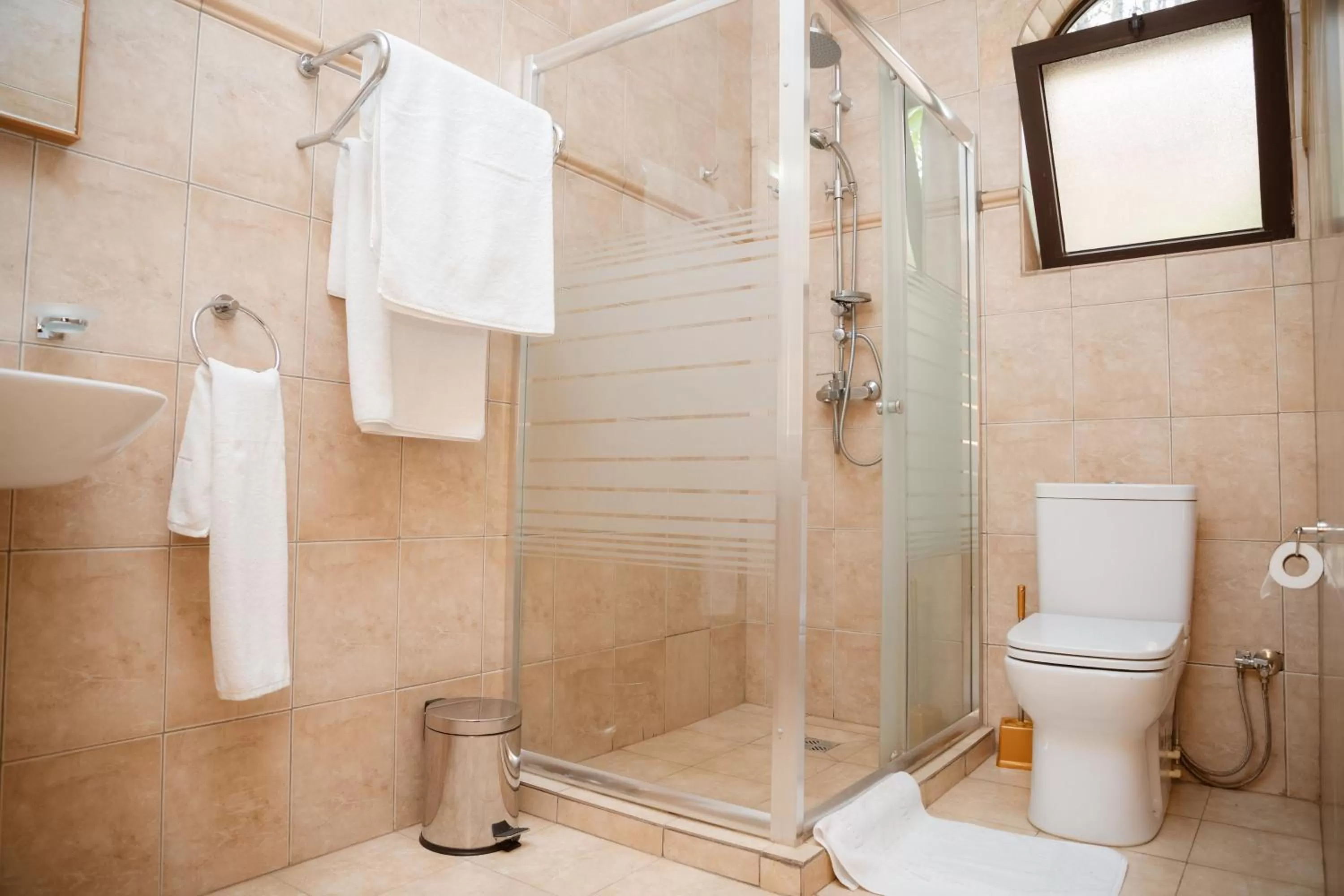 Shower in Ndaru Luxury Suites