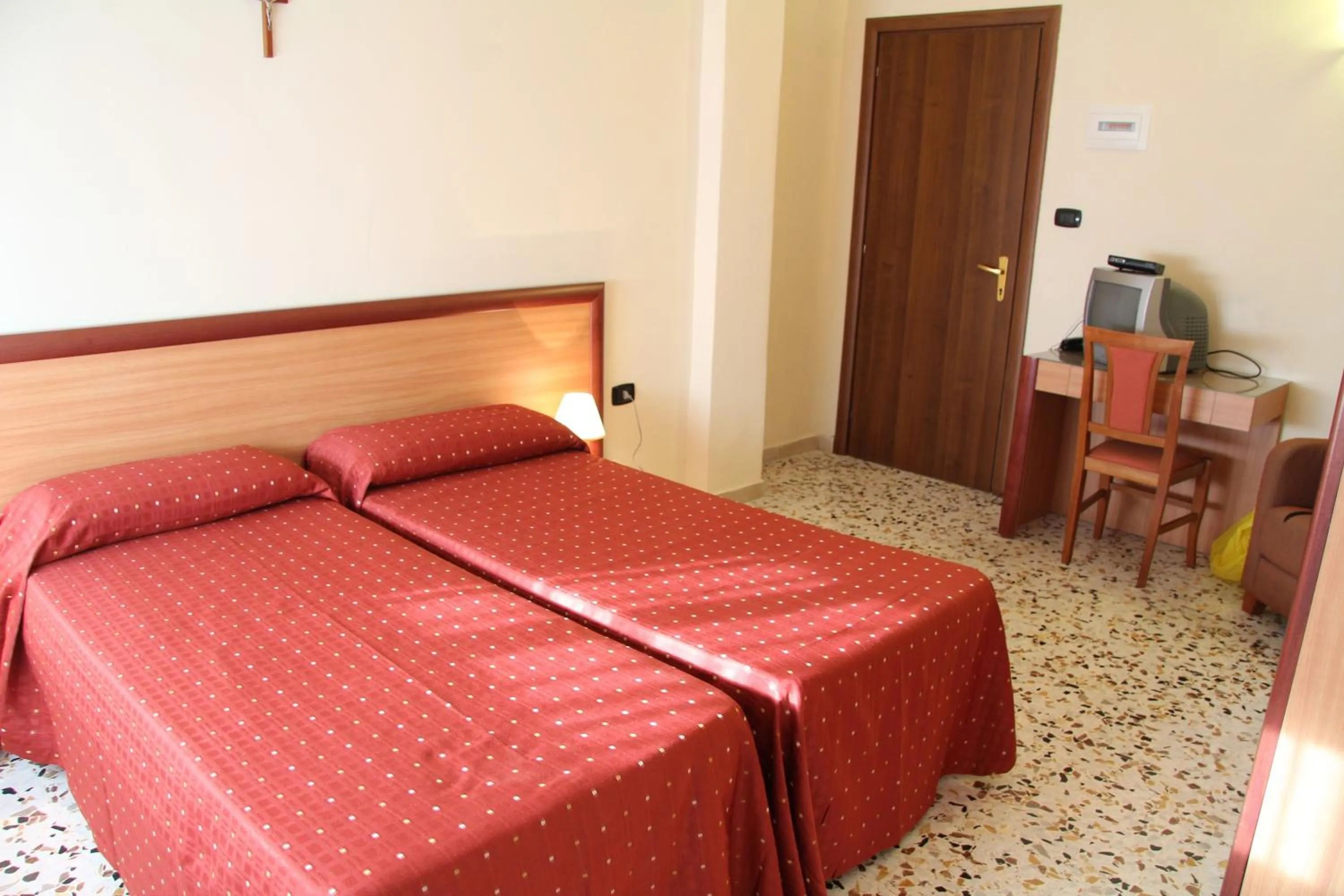 Photo of the whole room, Bed in Hotel La Casa Del Pellegrino