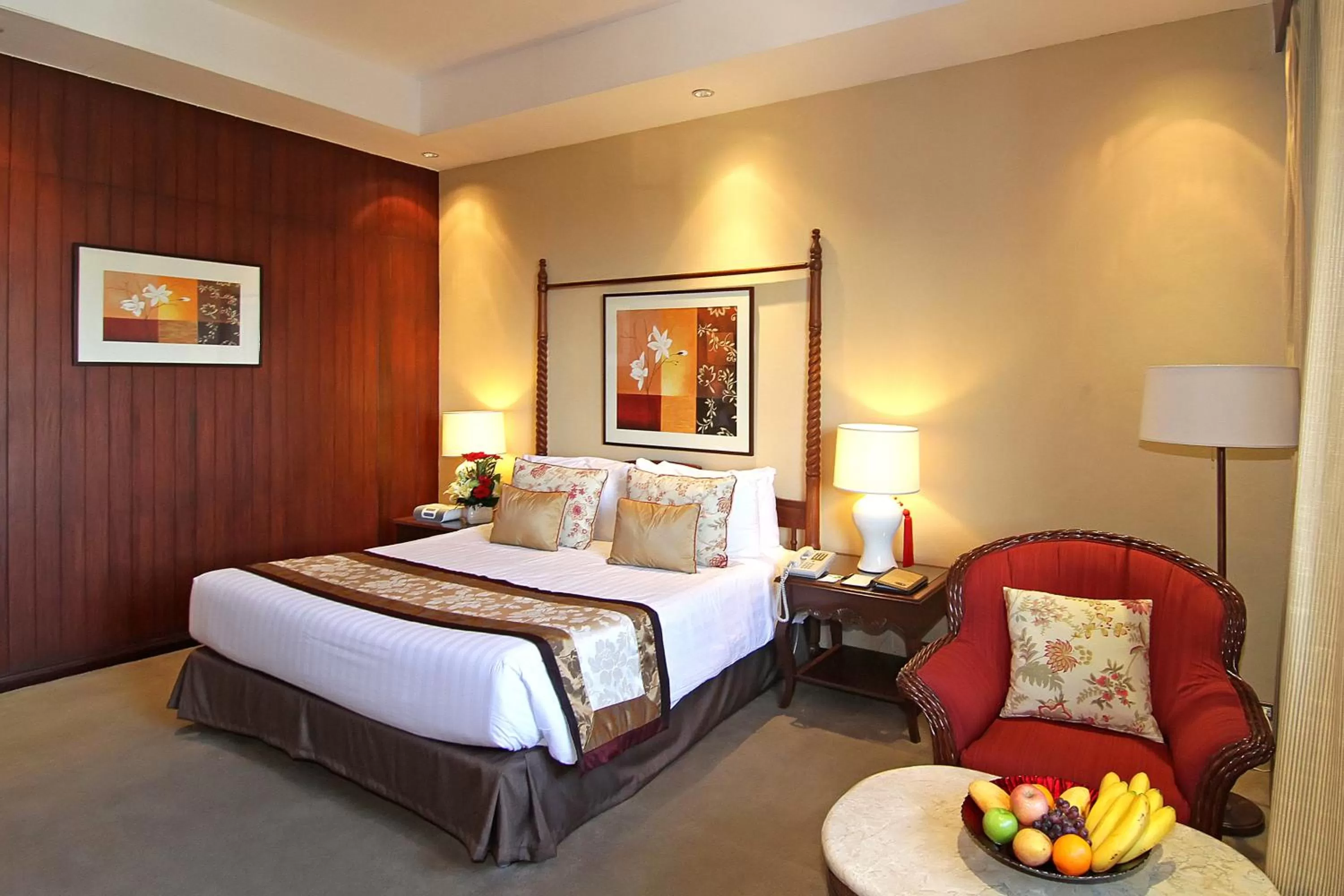 Bedroom, Bed in The Manila Hotel