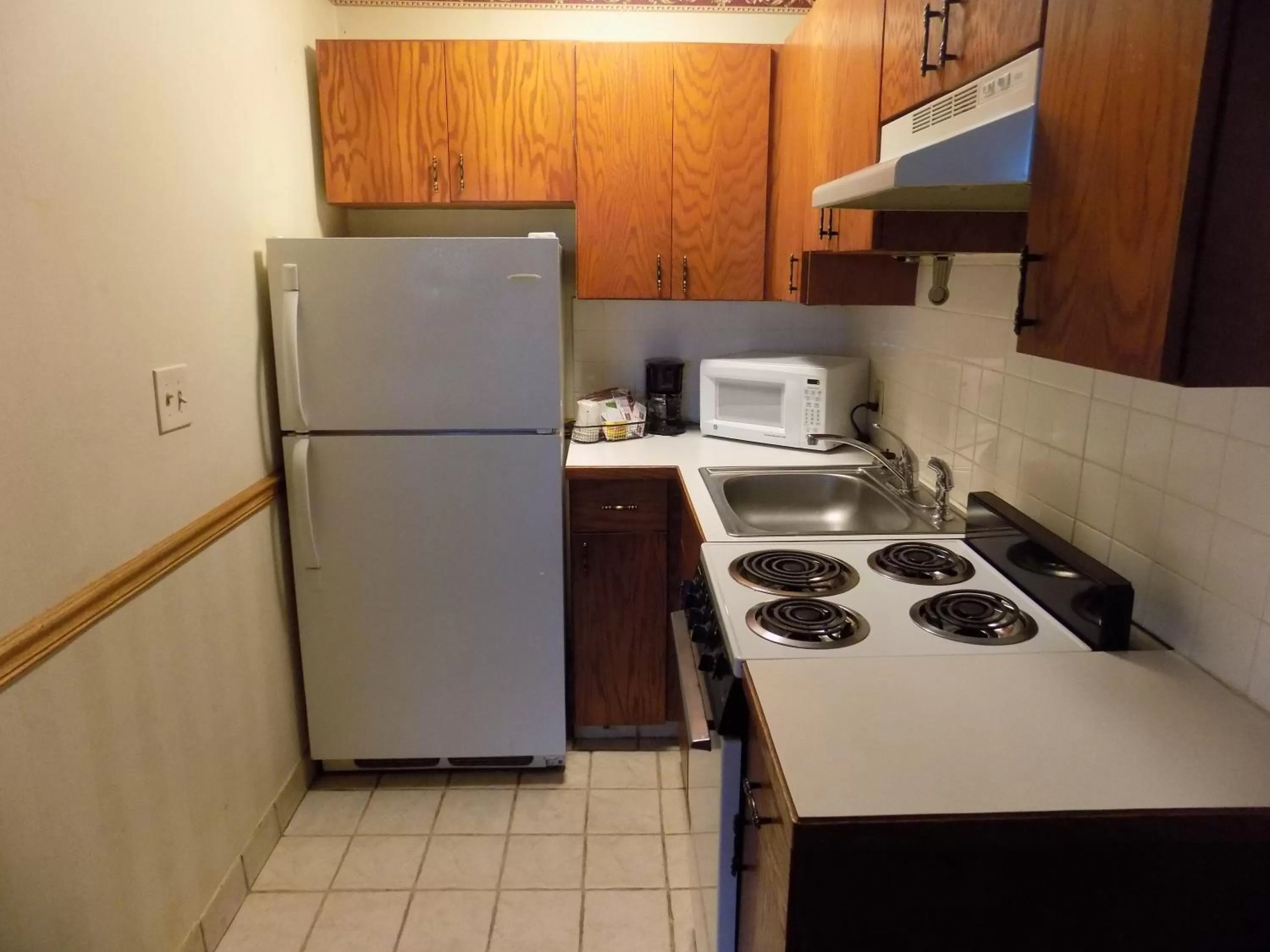 Kitchen or kitchenette in Days Inn & Suites by Wyndham Monroe
