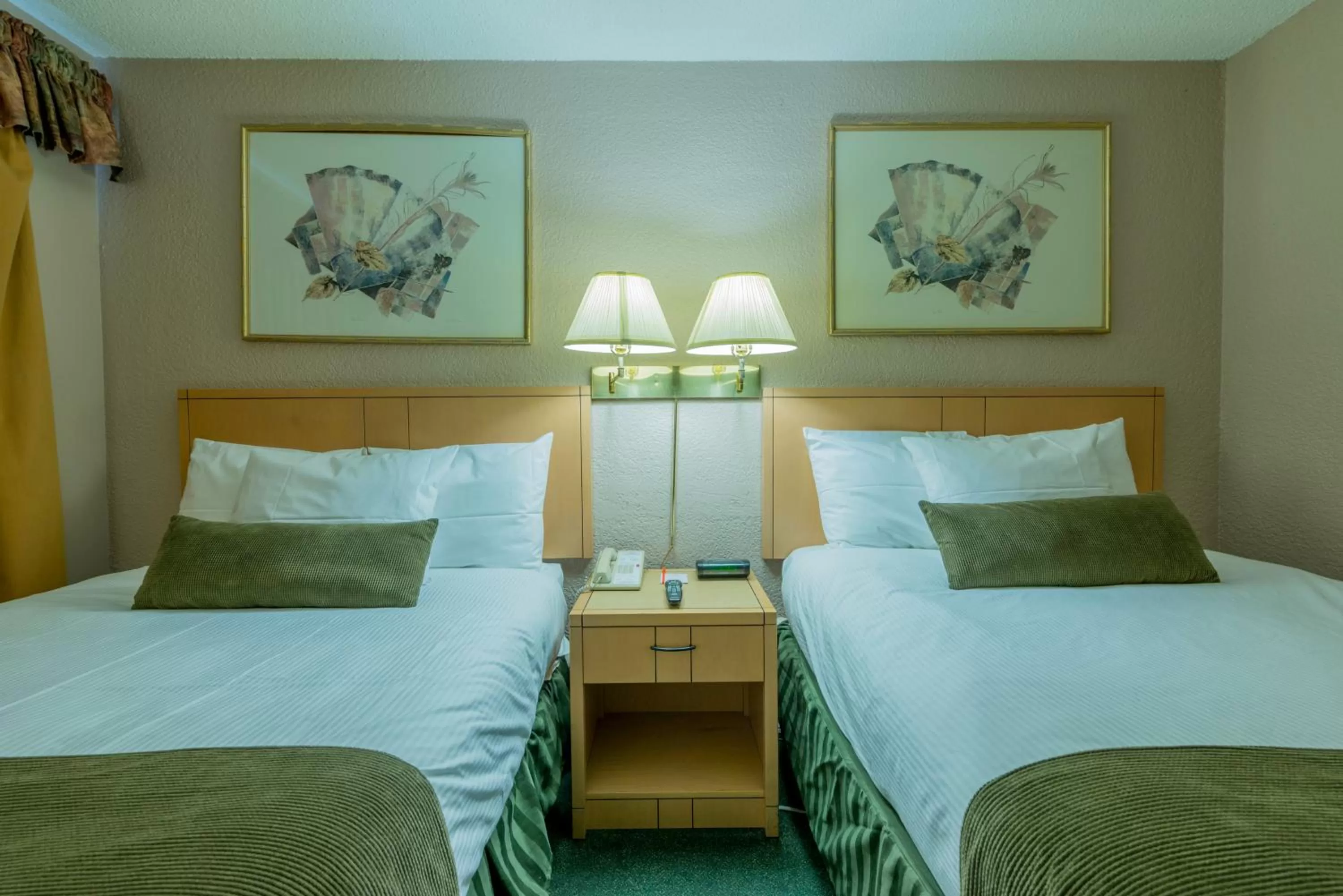 Bed in Howard Johnson by Wyndham Downtown Kamloops