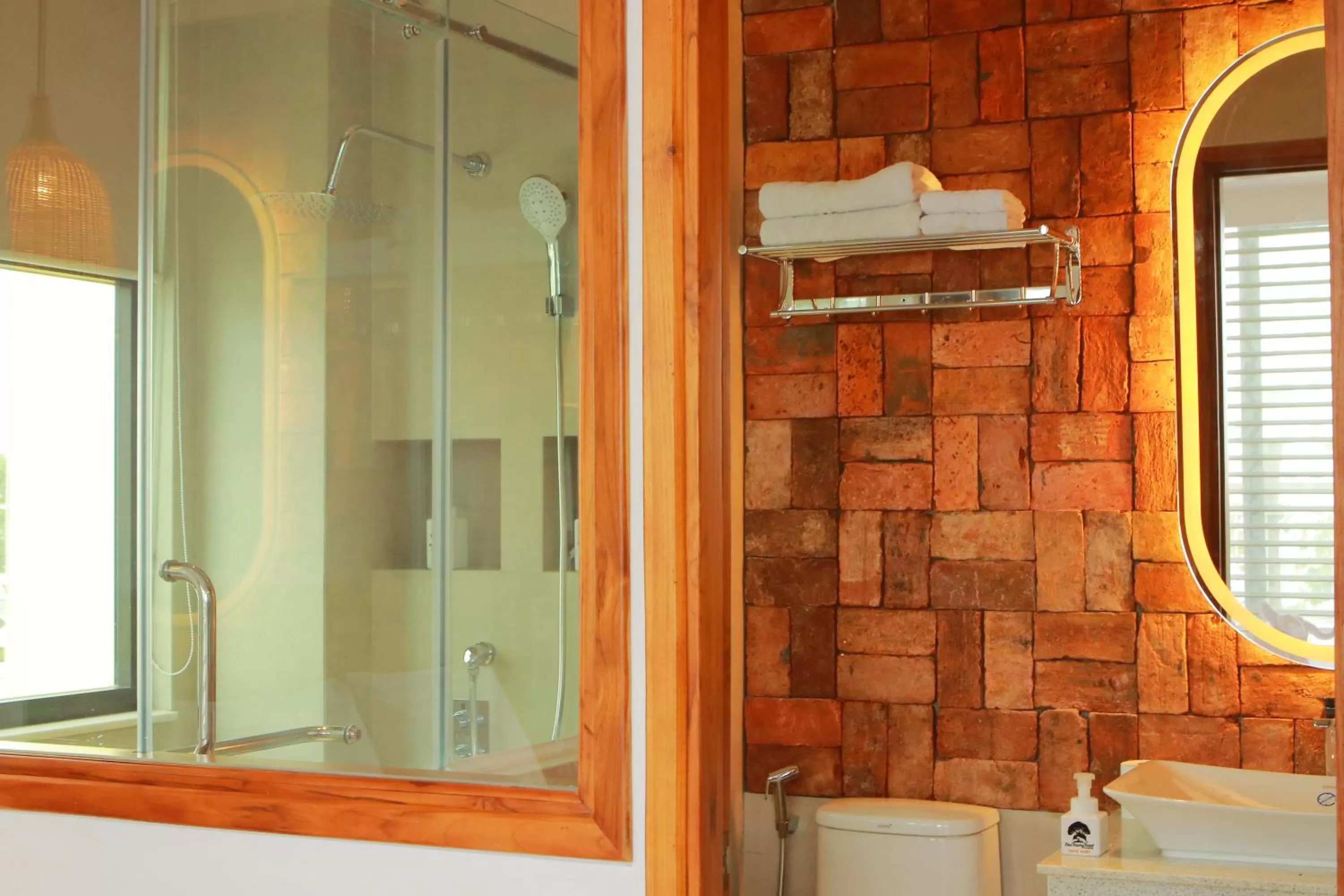 Shower in Duc Vuong Saigon Hotel - Bui Vien