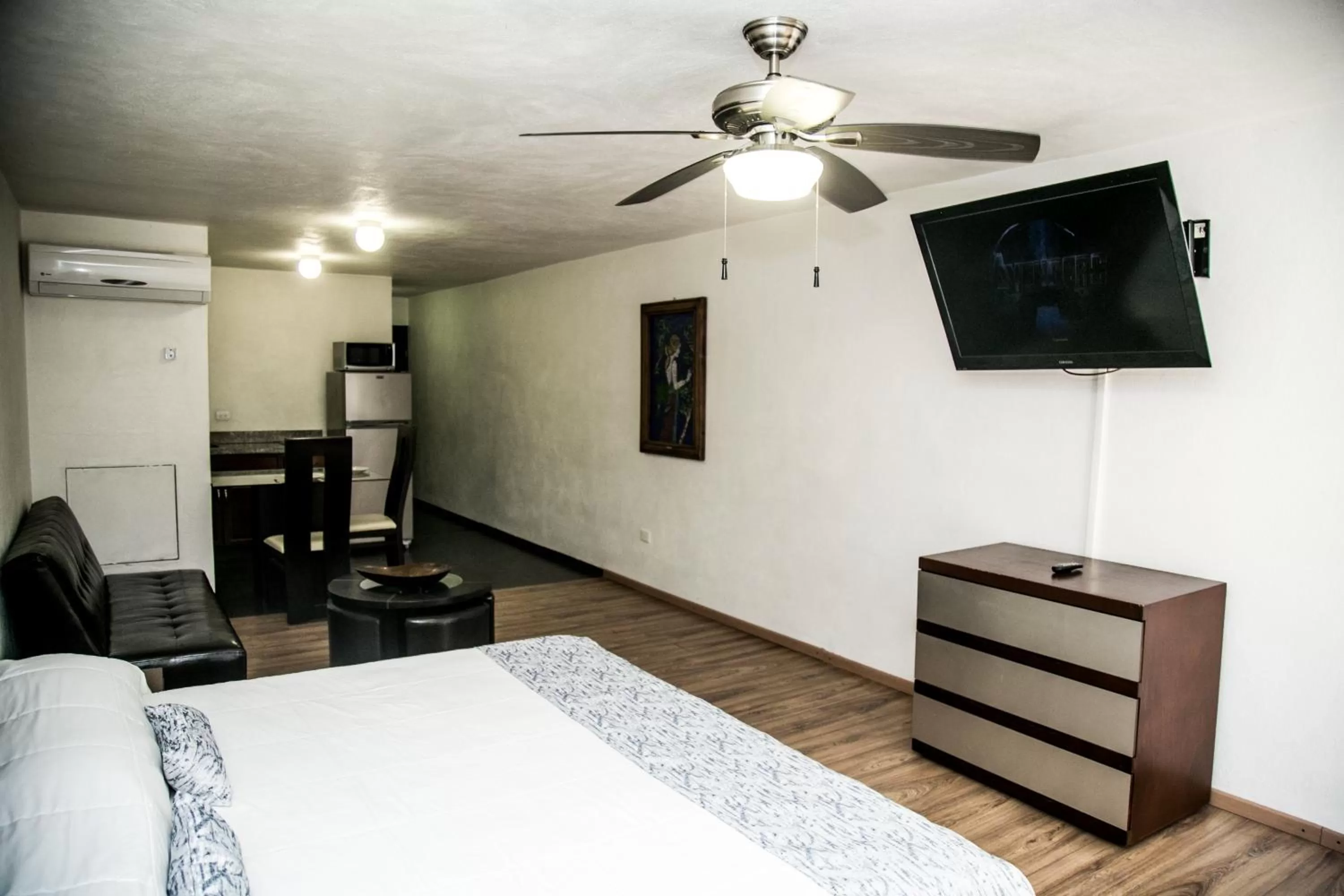 Communal lounge/ TV room, Bed in Booking Dioh