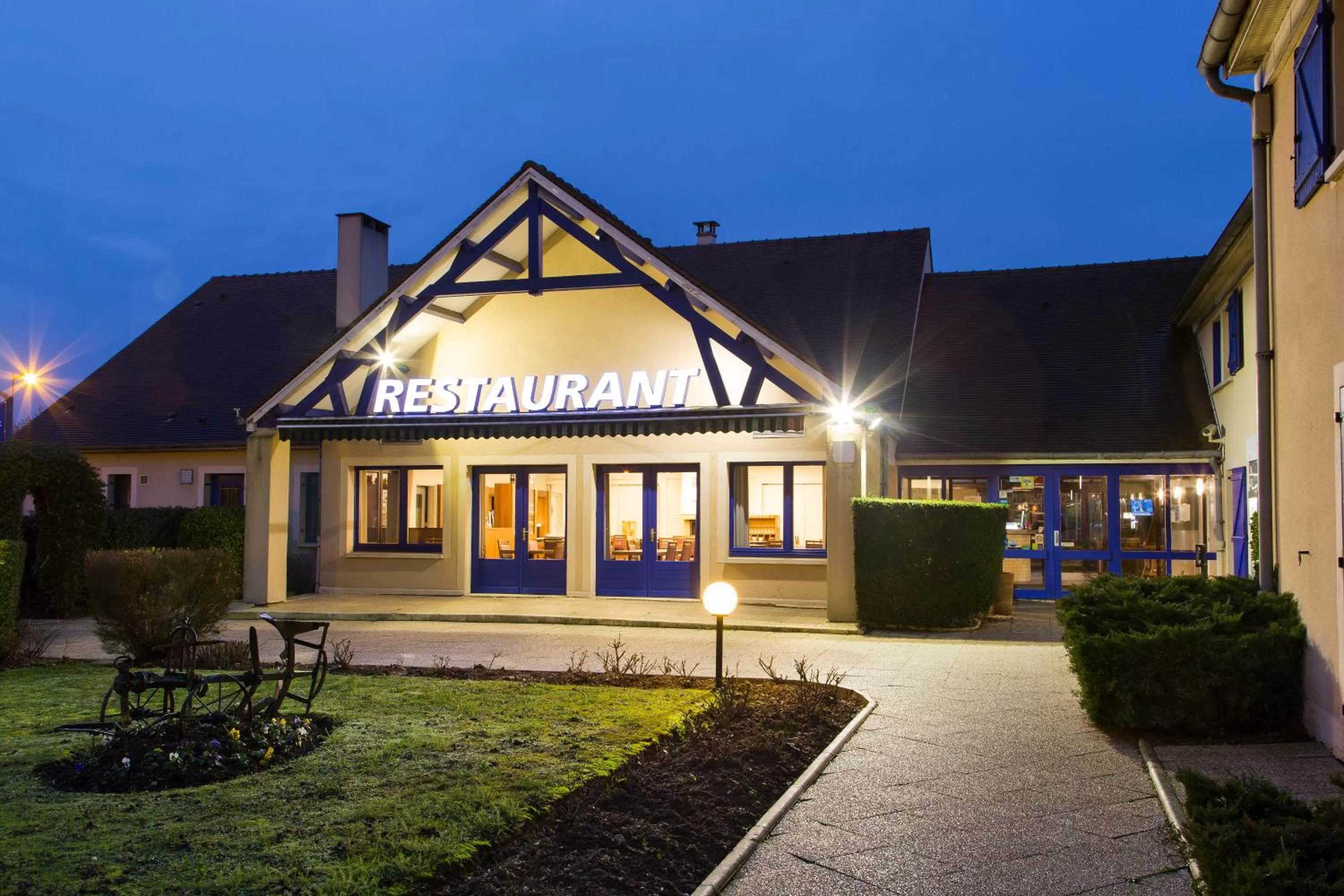 Facade/entrance in Comfort Hotel Etampes