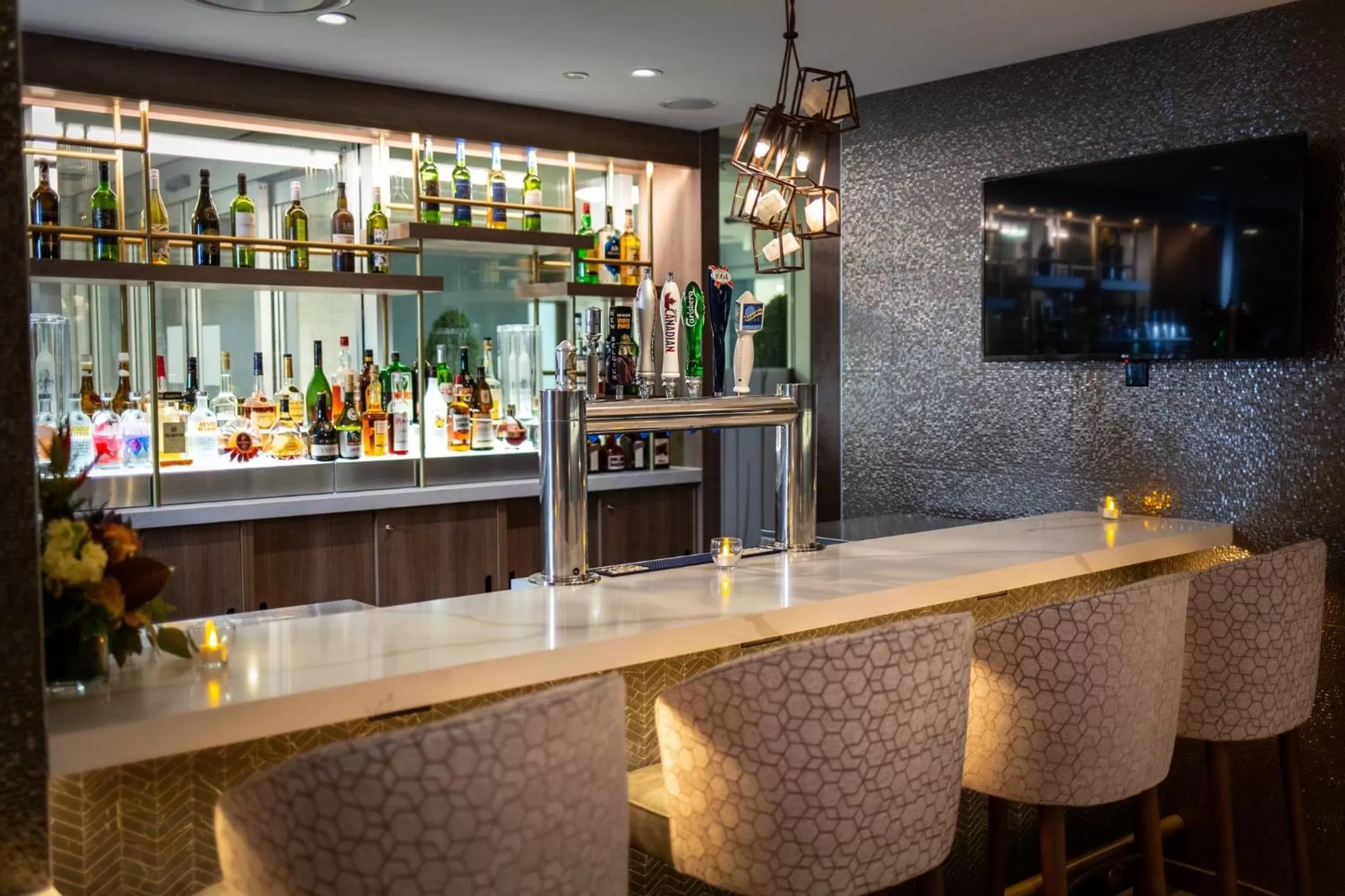 Lounge or bar in Holiday Inn Toronto Downtown Centre by IHG