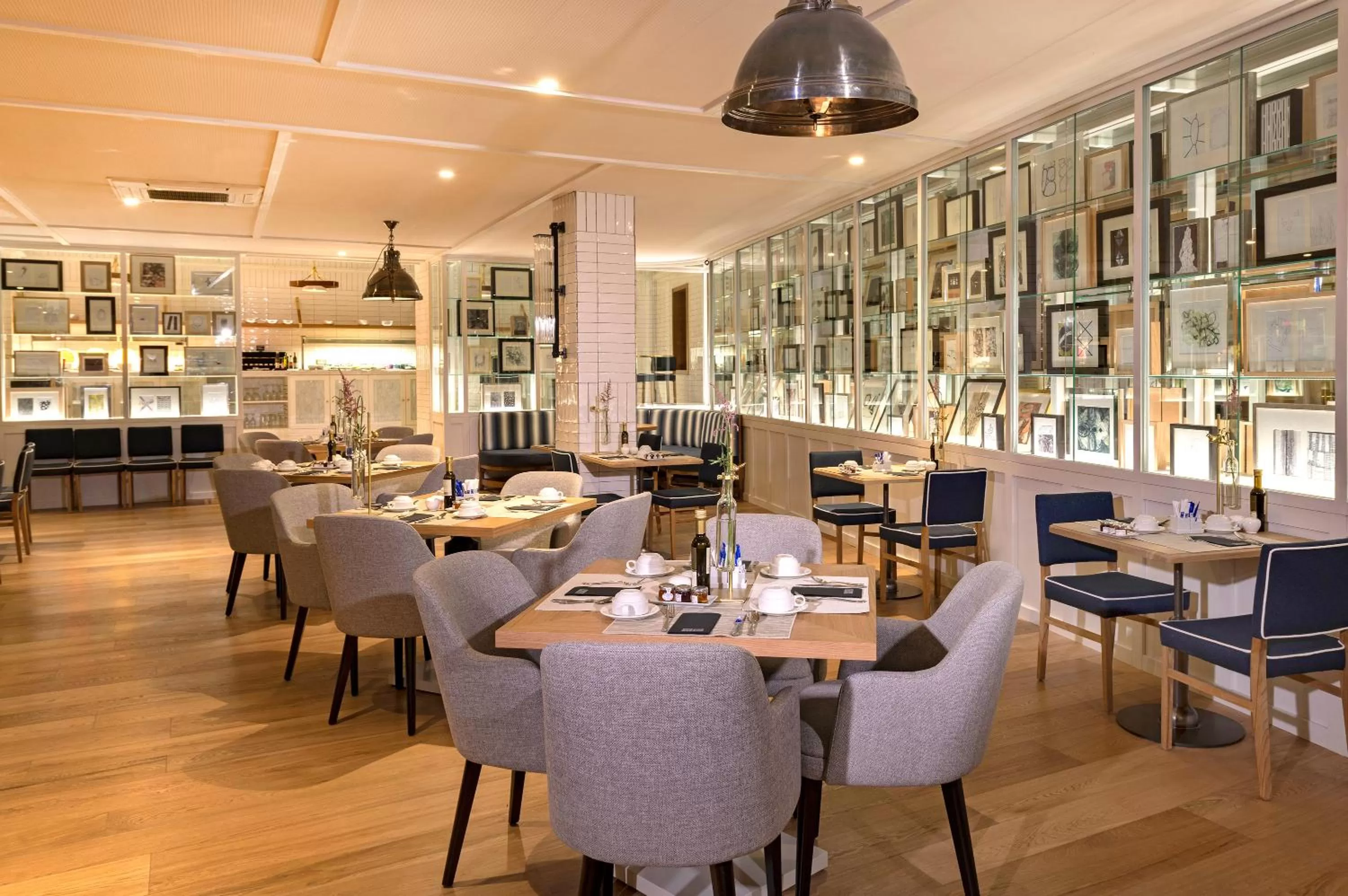 Restaurant/places to eat in H10 Puerta de Alcalá 4 Sup