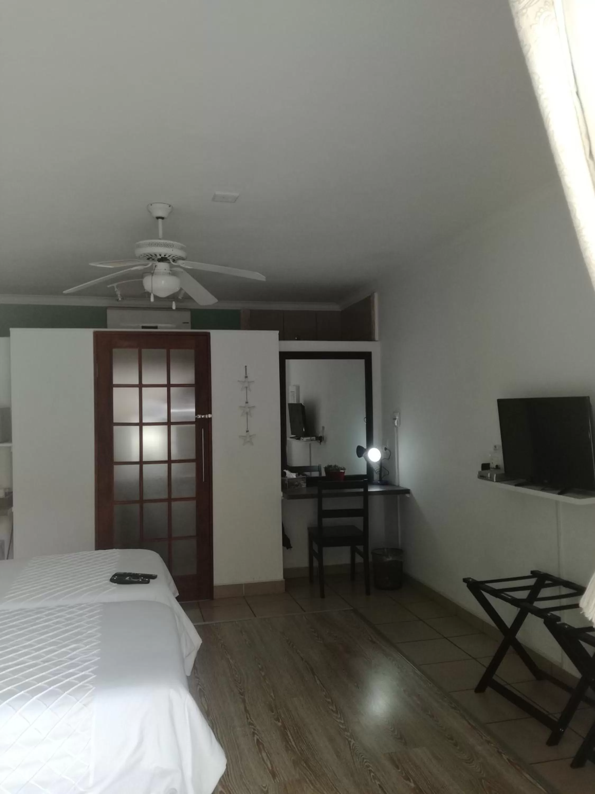 Photo of the whole room, Bed in Bri-Shel Manor B&B