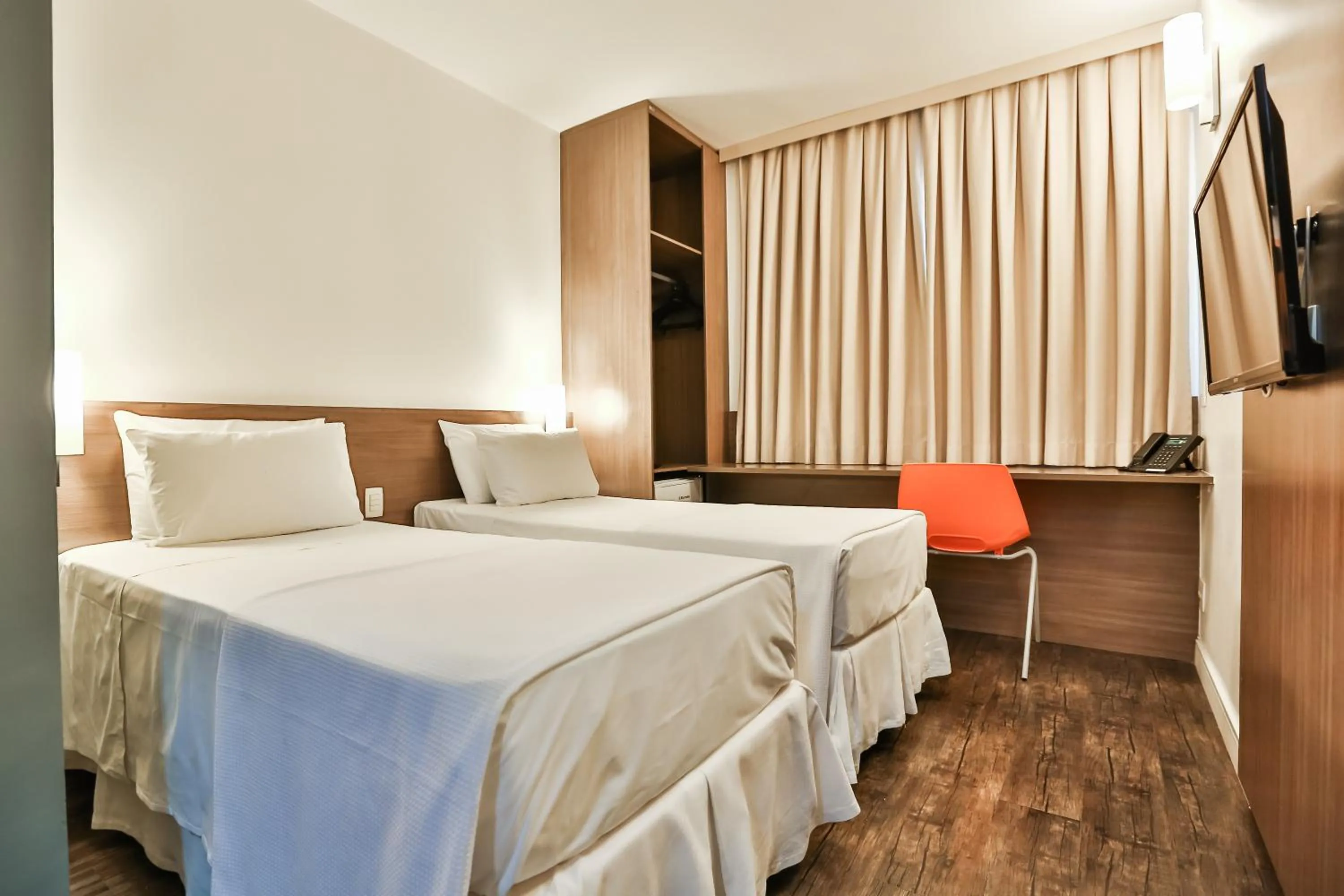 Bed in San Diego Express Barro Preto