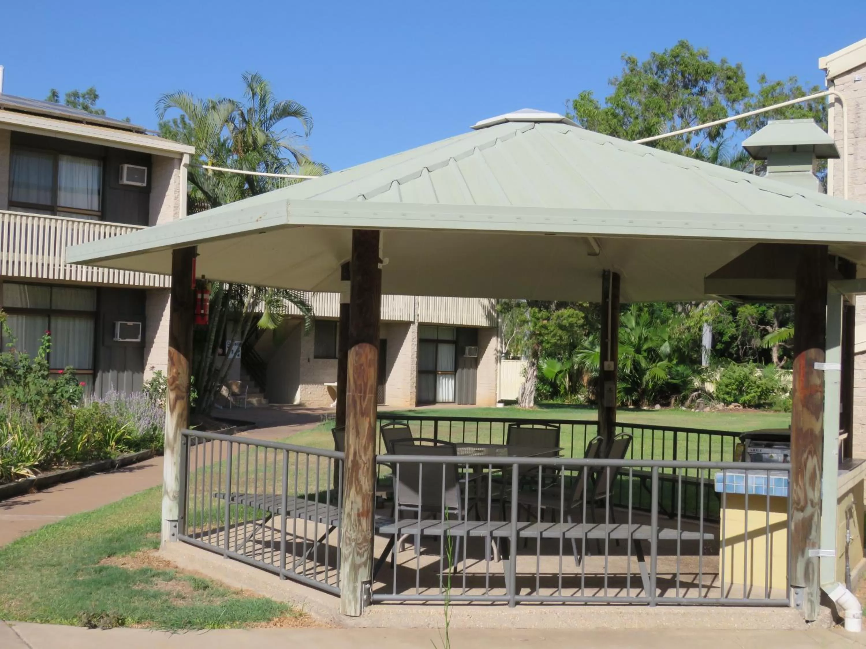 BBQ facilities in Emerald Gardens Motel & Apartments