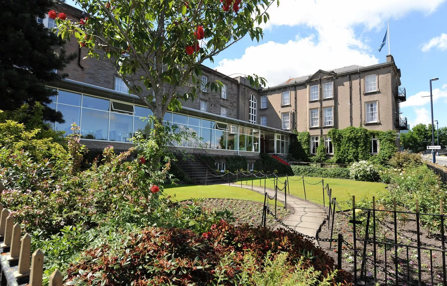 Facade/entrance in The Royal George Hotel