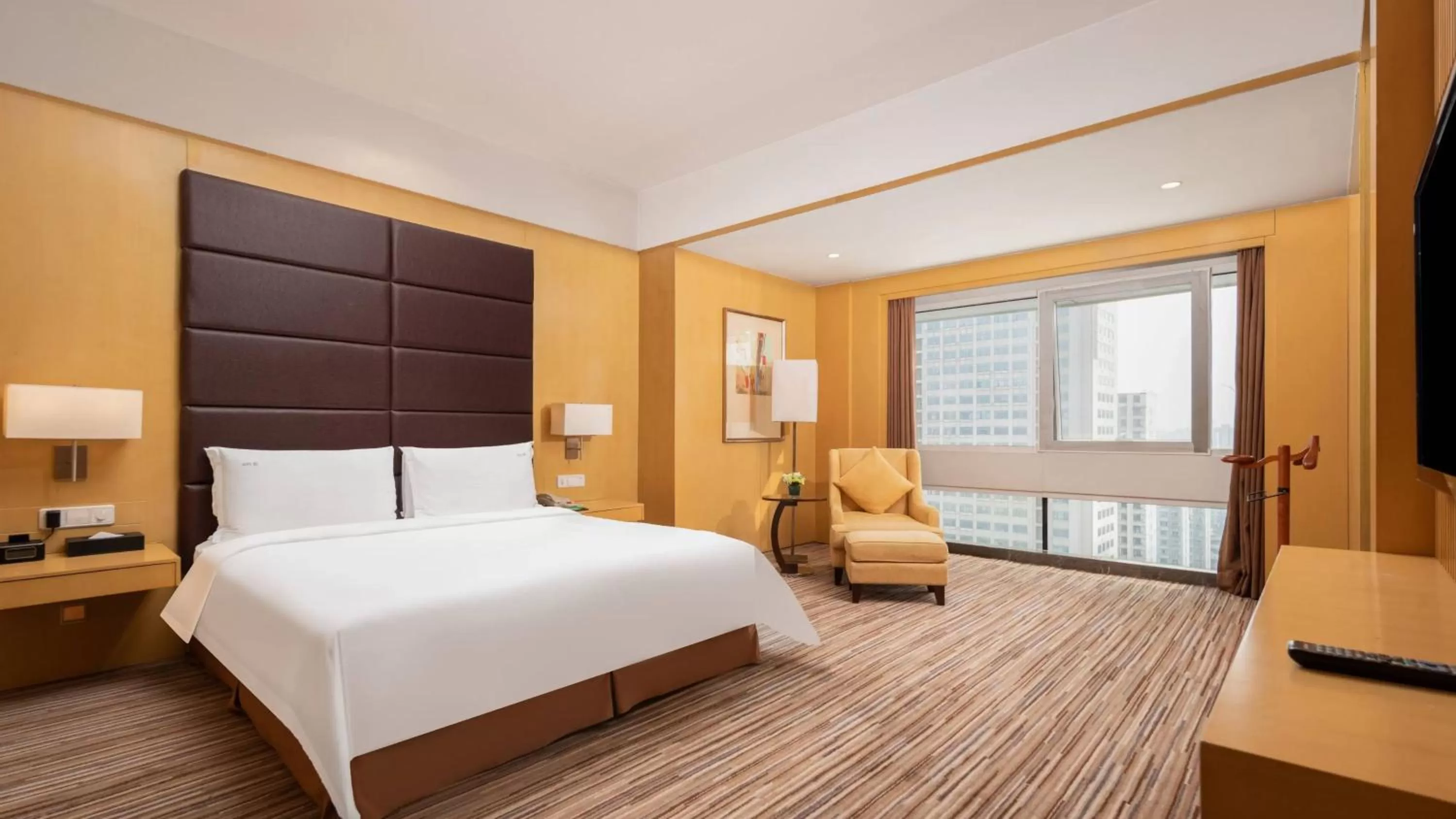 Bedroom, Bed in Holiday Inn Shijiazhuang Central by IHG