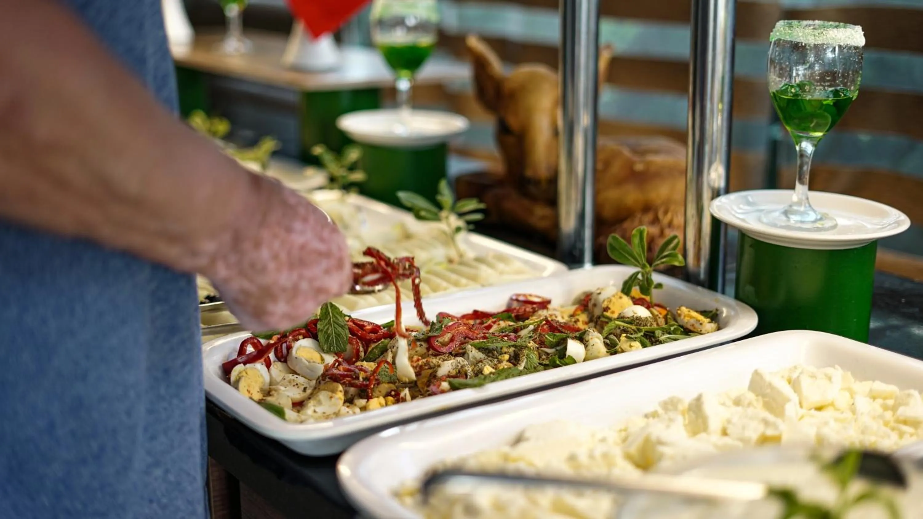 Restaurant/places to eat in Hawaii Suite Beach Hotel