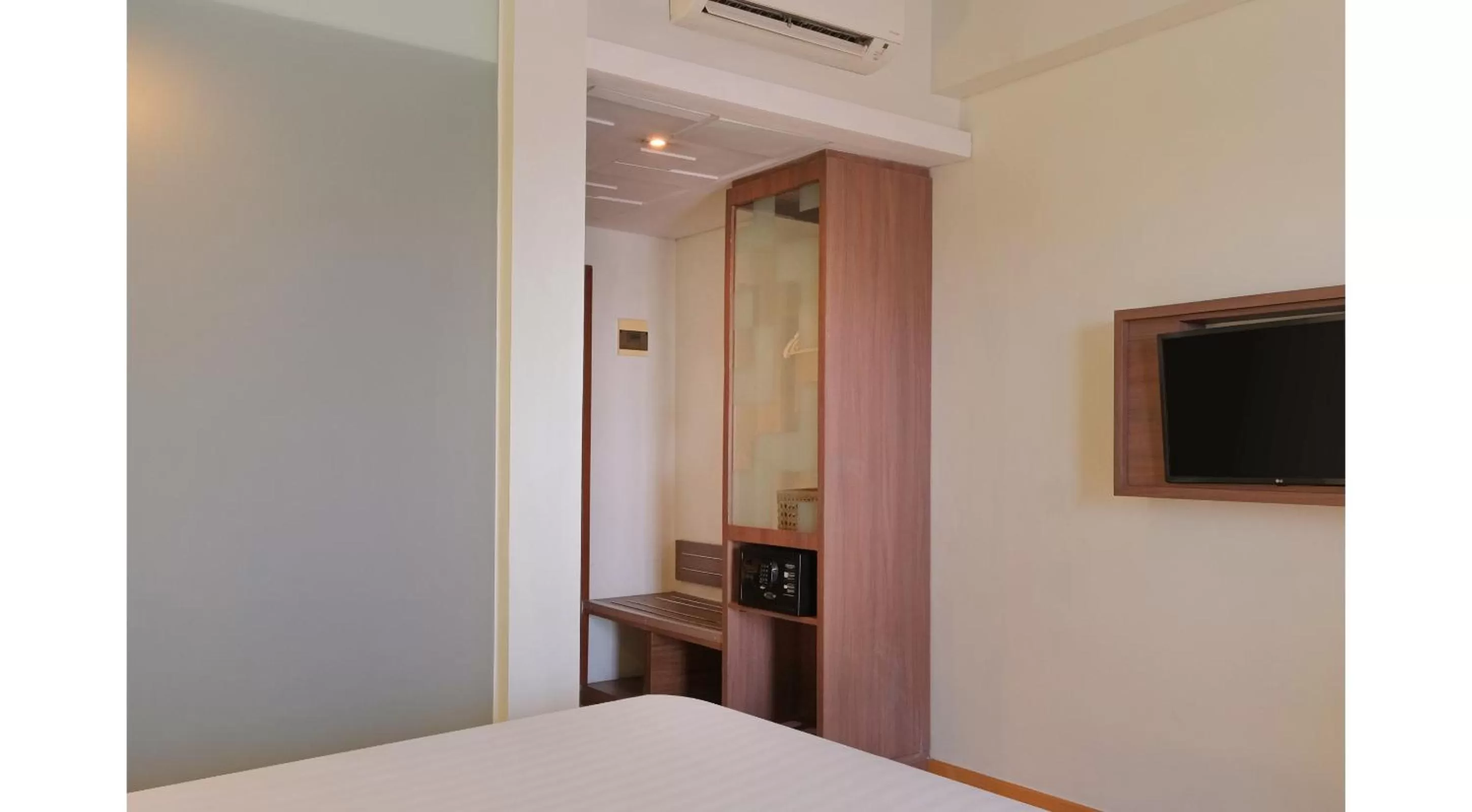 Deluxe Double or Twin Room with Pool View in Quest Hotel Simpang Lima - Semarang by ASTON