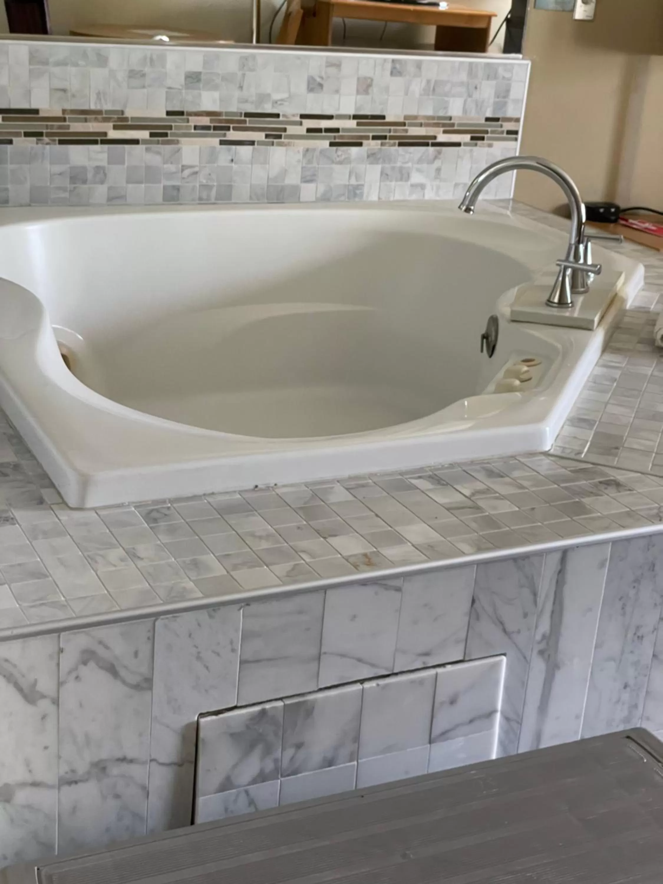 Hot Tub in Econo Lodge Newport Smoky Mountains Gateway