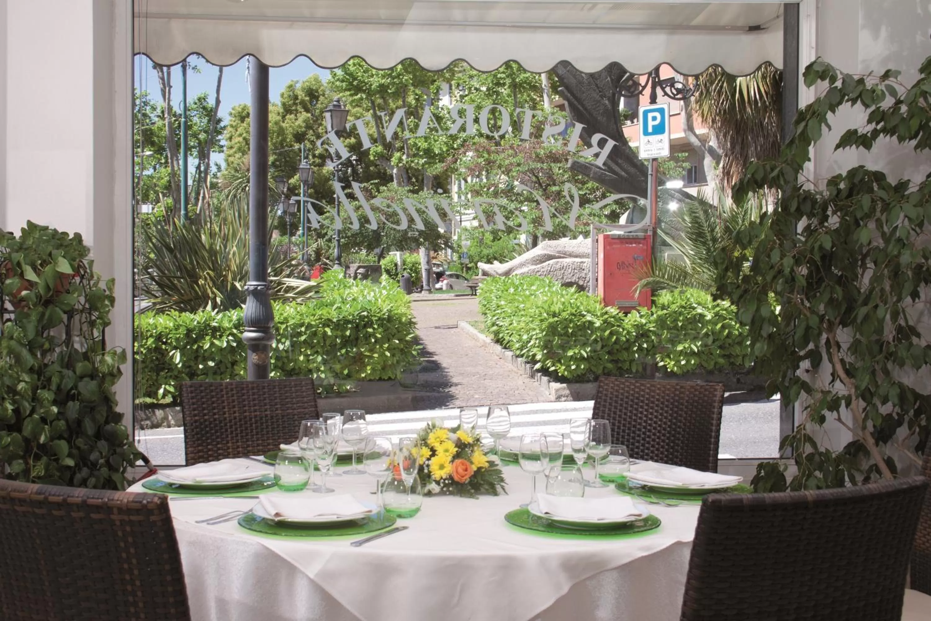 Restaurant/places to eat in Hotel Marinella
