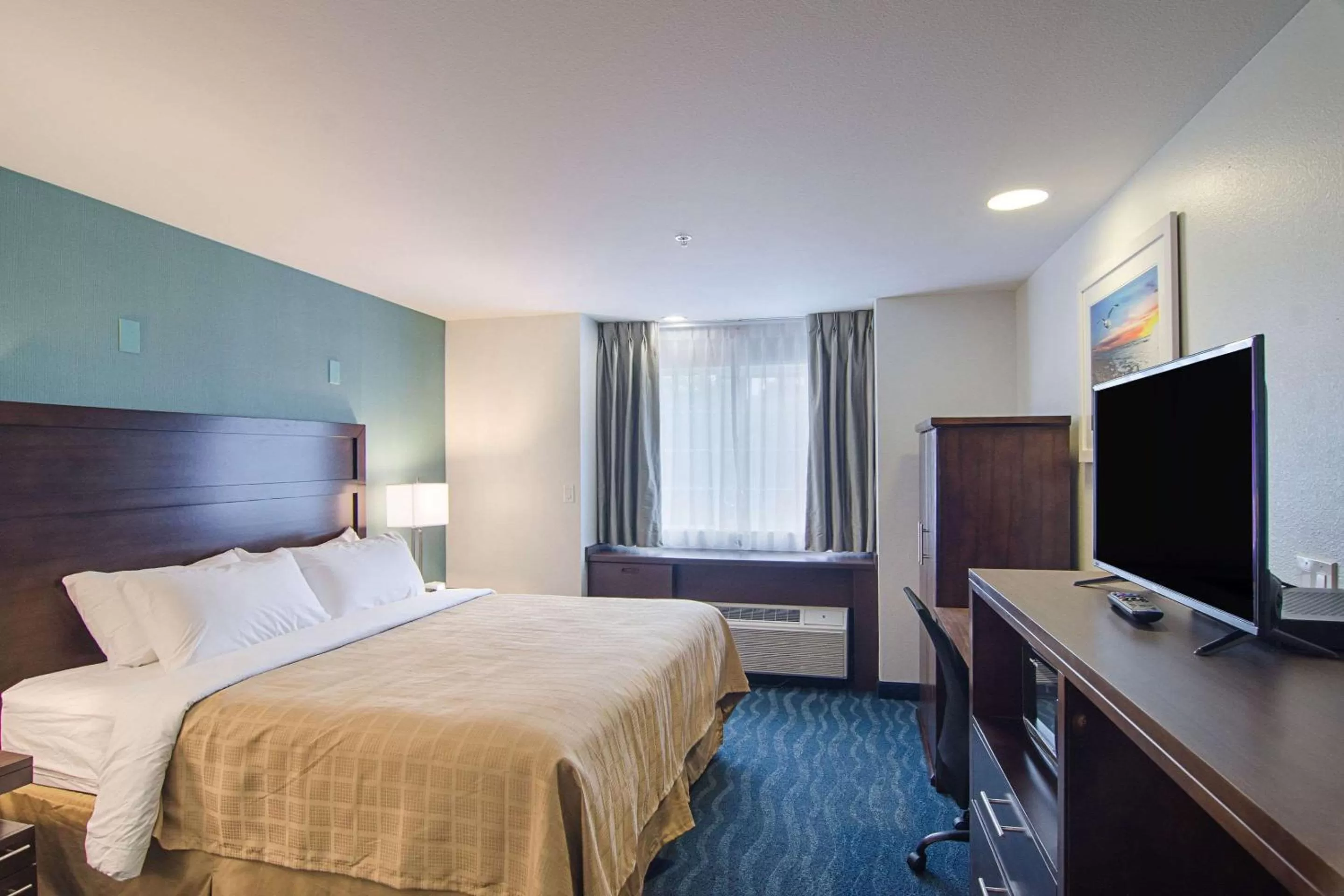 Photo of the whole room, Bed in Quality Inn Seaside Oregon Coast