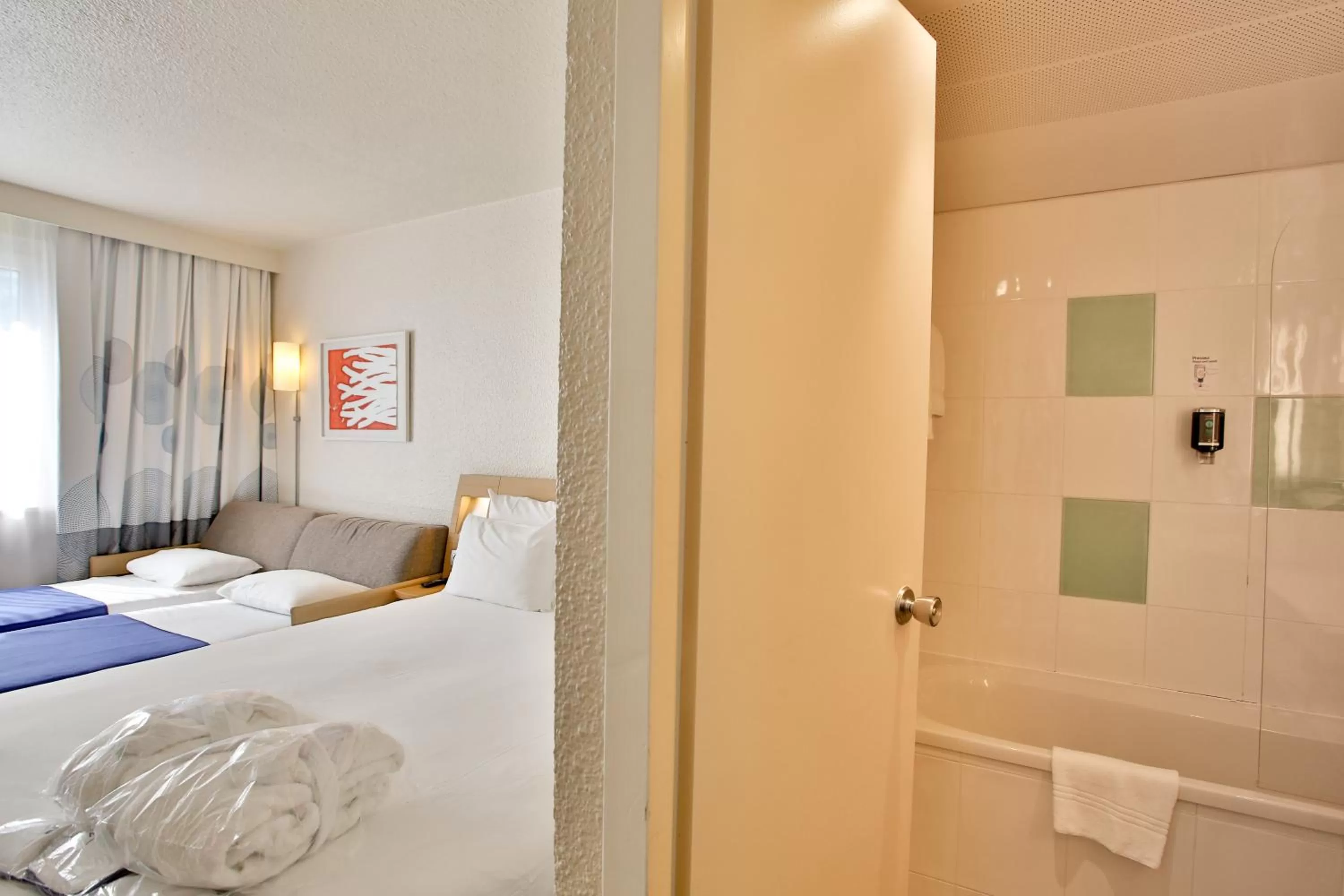 Bath, Bed in Novotel Toulouse Purpan Aéroport