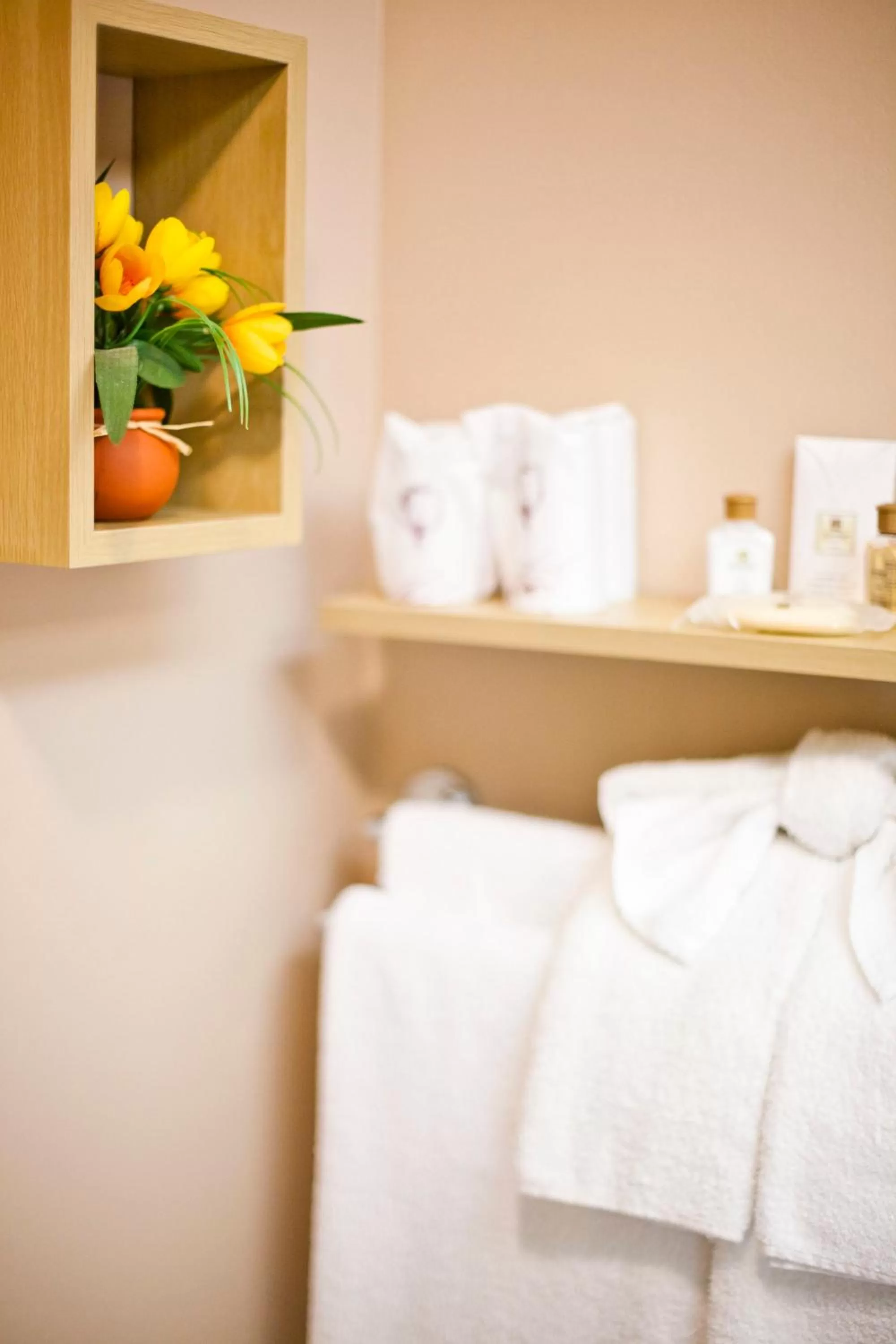 Bathroom, Bed in Hotel Stoneham