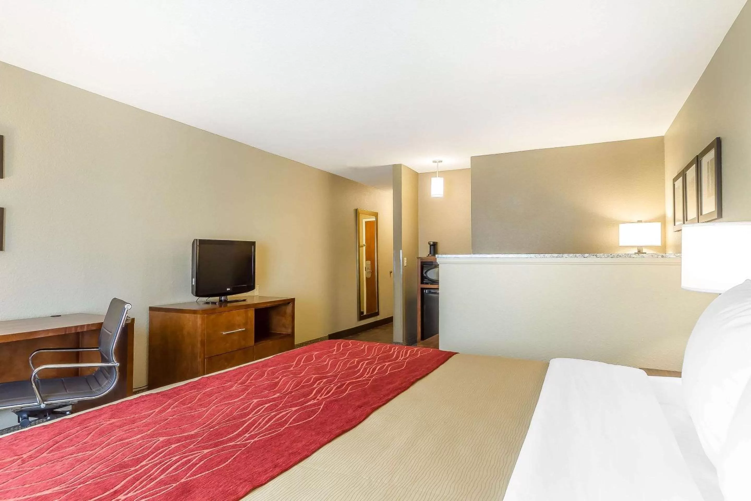 King Suite with Mobility Accessible - Accessible/Non-Smoking in Comfort Inn & Suites Rocklin - Roseville