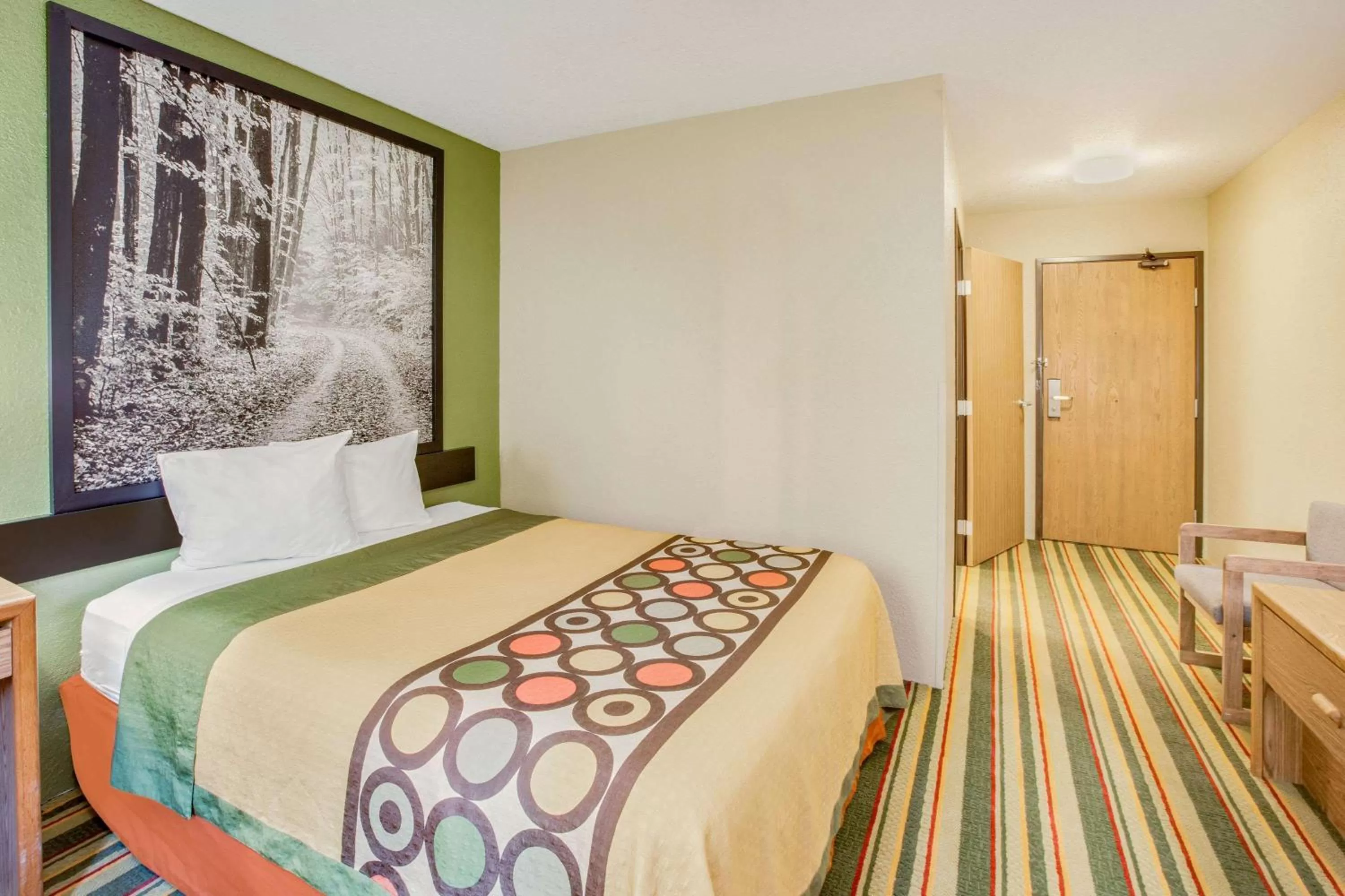 Photo of the whole room, Bed in Super 8 by Wyndham Grayling